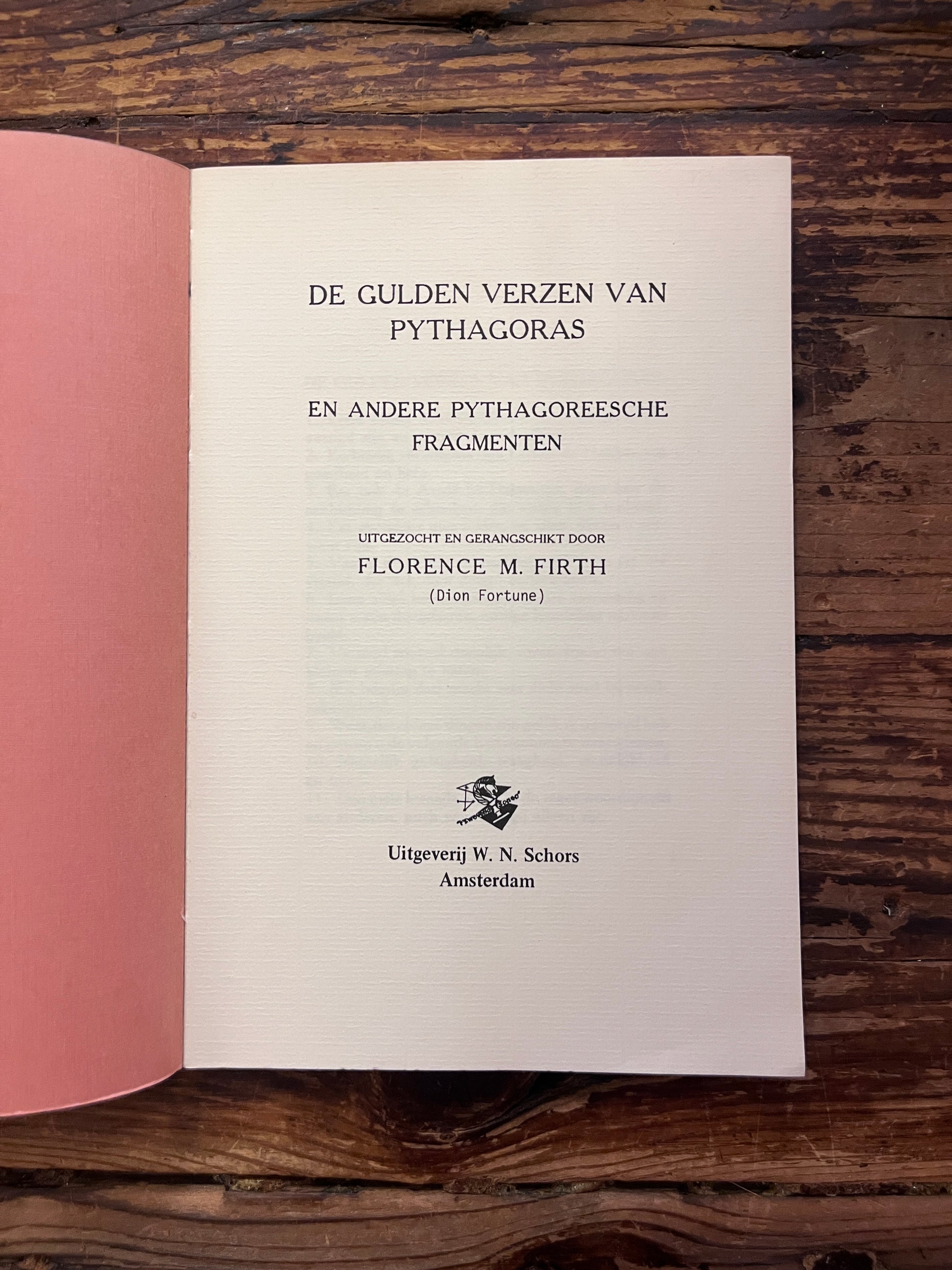 foto van de titelpagina van het boek "de gulden versen van pythagoras"op outen achtergrond