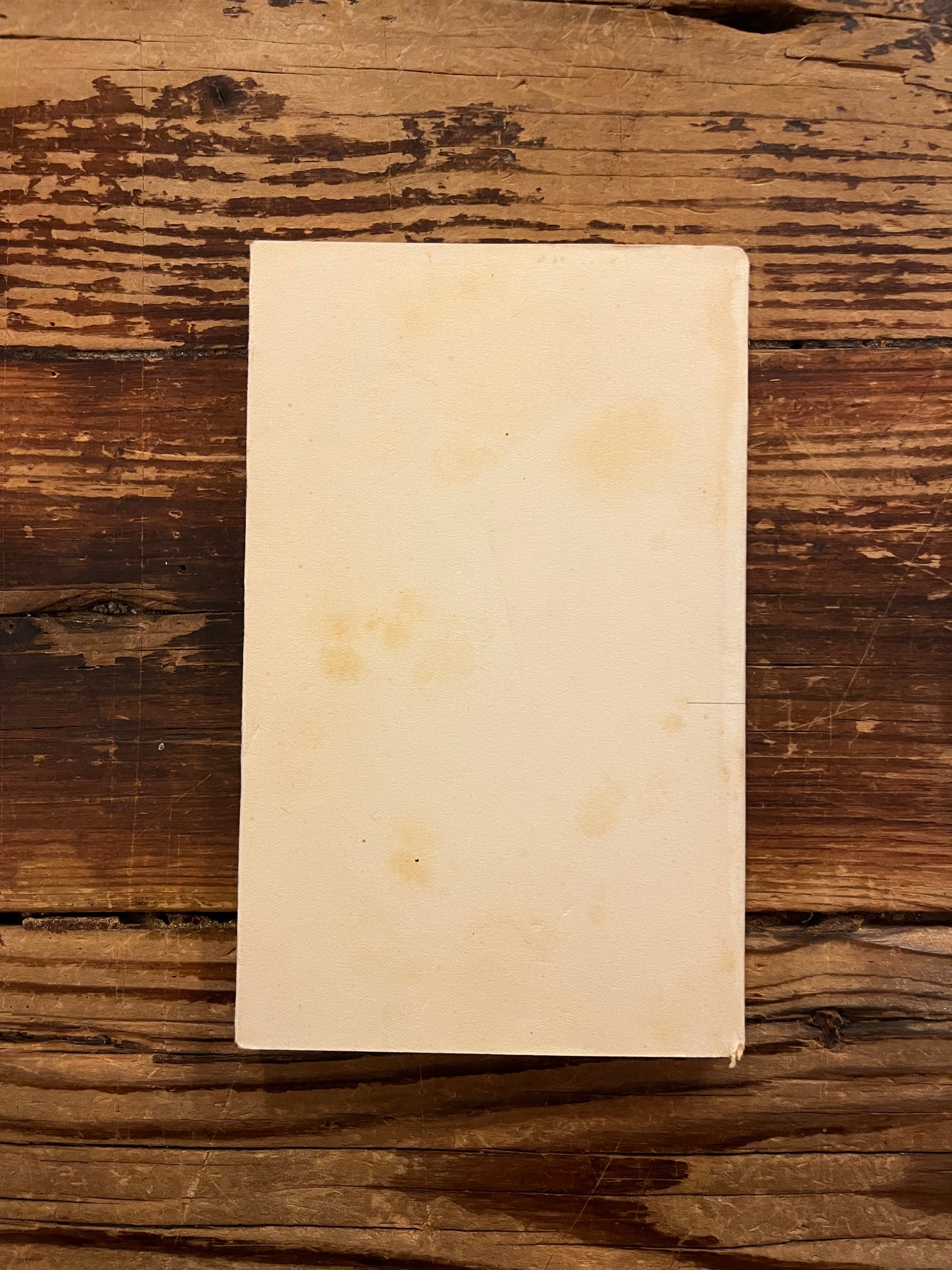 Achterkant van het boek met de titel 'Meer licht' door Bo Yin Ra op een houten achtergrond 