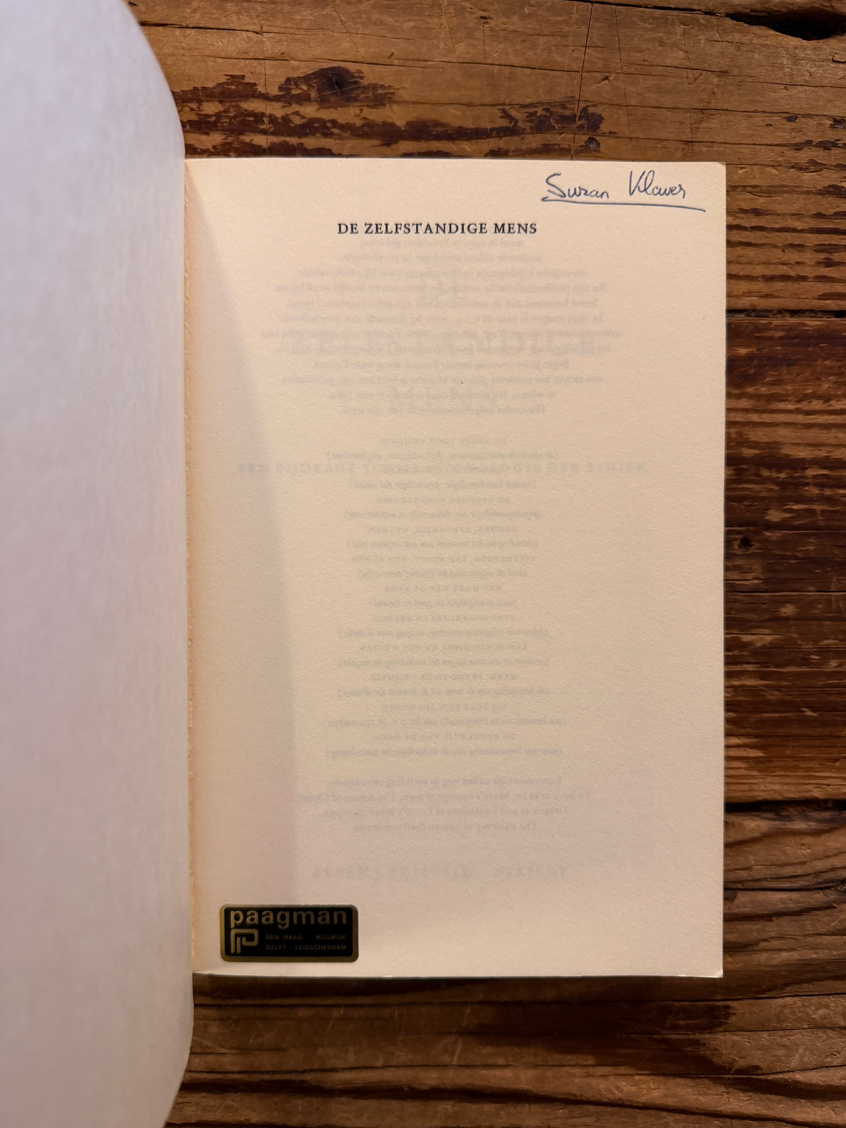 Eerste pagina van boek met de titel 'De zelfstandige mens' door Erich Fromm op een houten achtergrond 