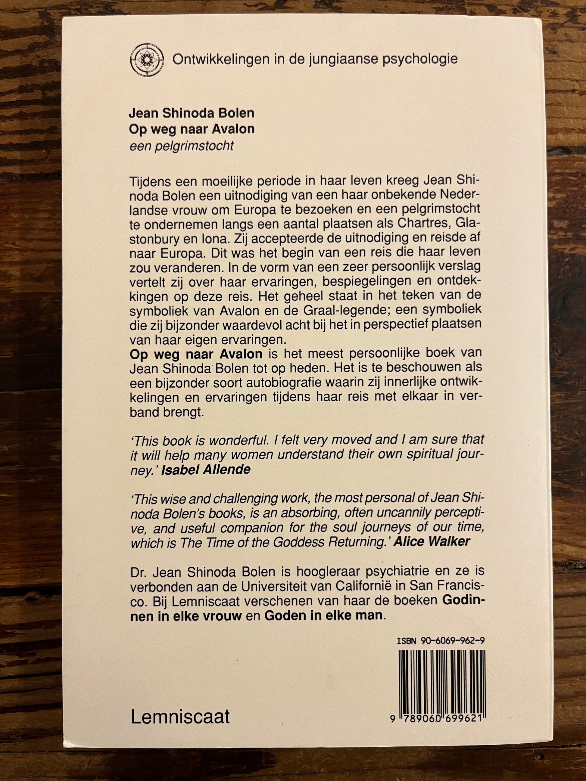 Achterkant van boek 'op weg naar Avalon' door Jean Shinoda Bolen op houten tafel 