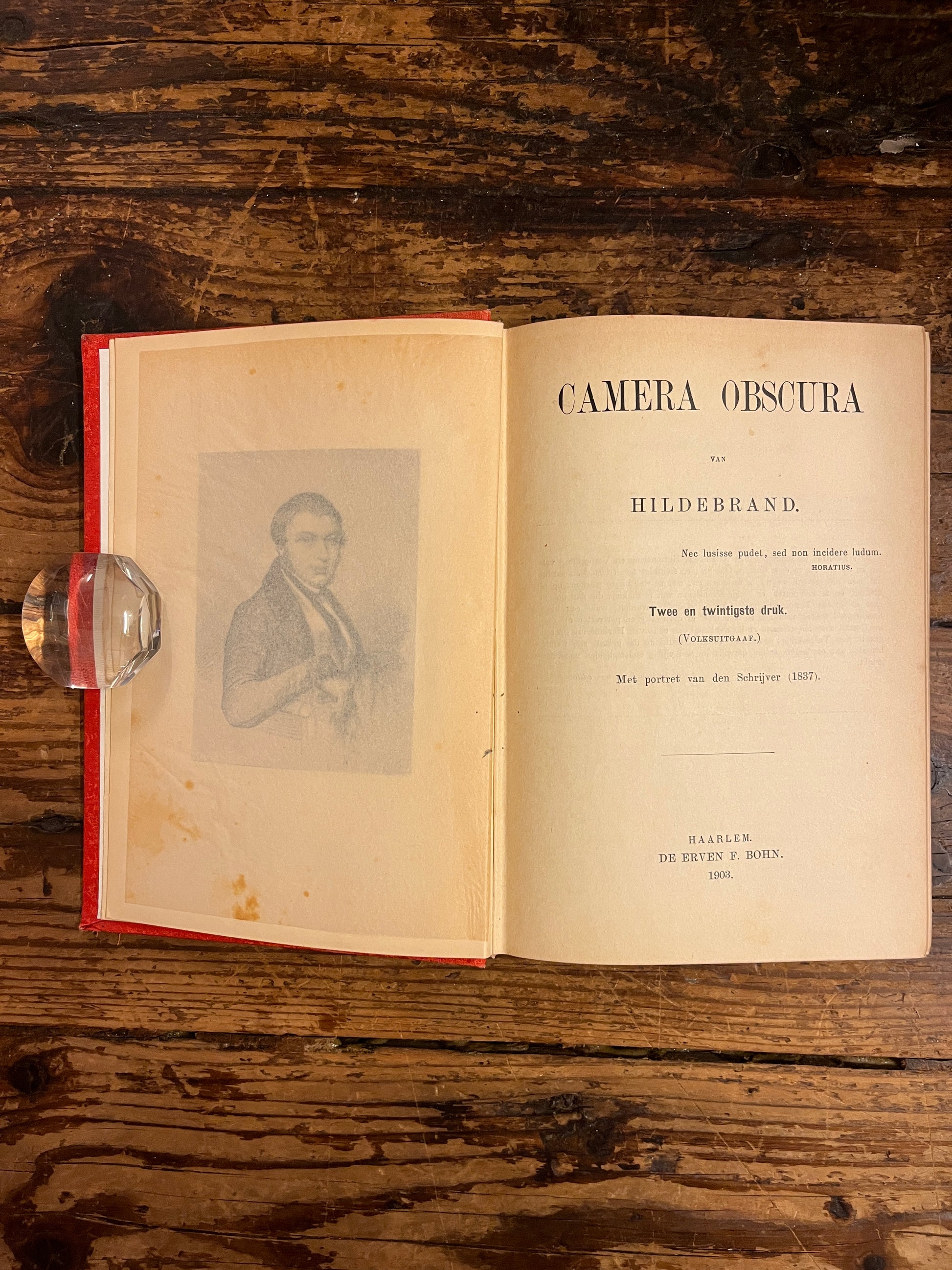 titel pagina van het boek "camera obscura" op houten achtergrond