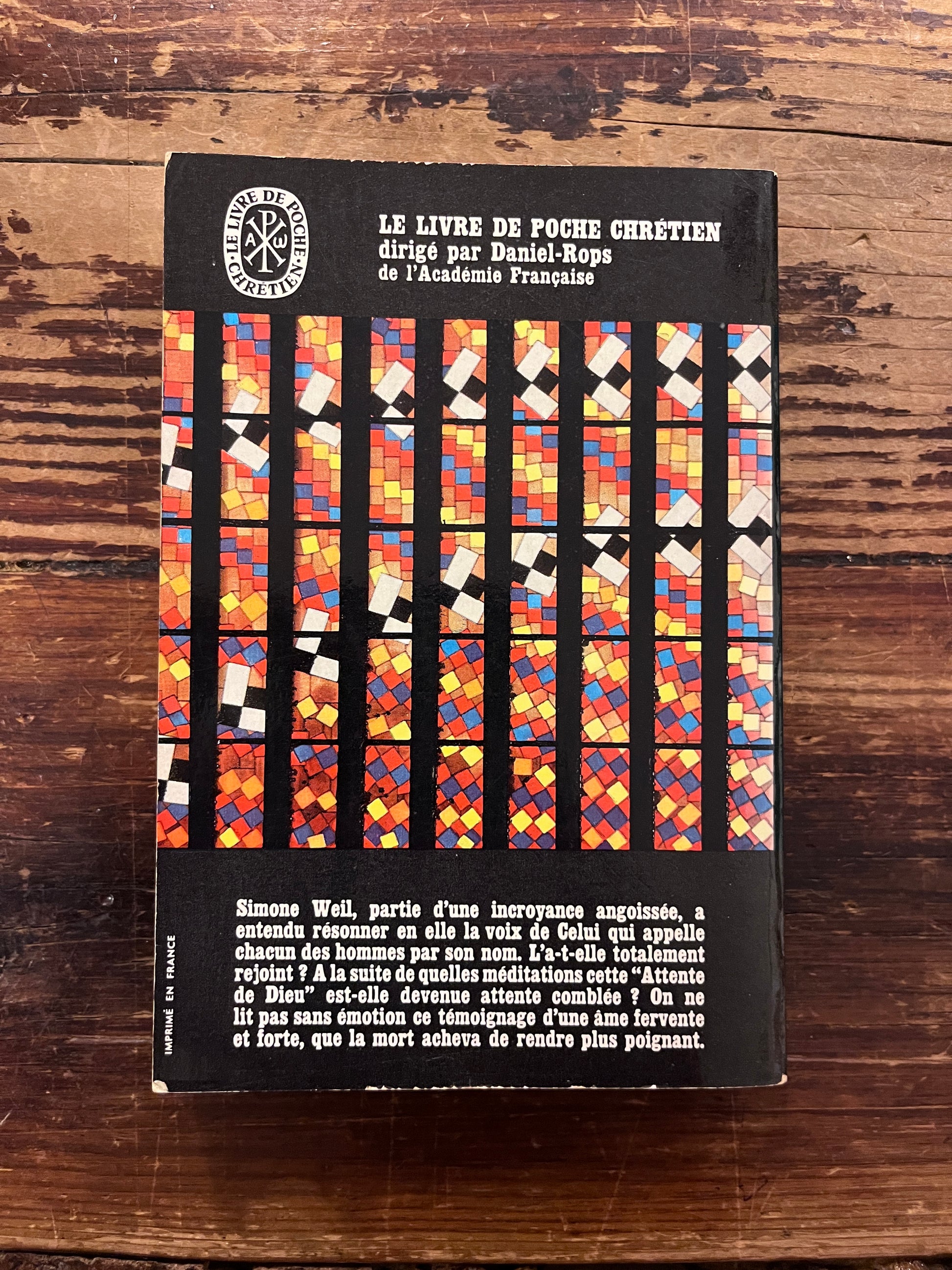 photo de la quatrieme de couerture du livre "dans l 'attente de dieu" sur fon de bois