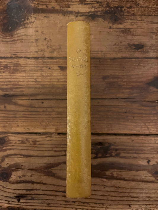 photo du dos du livre "pensees" sur fond de bois