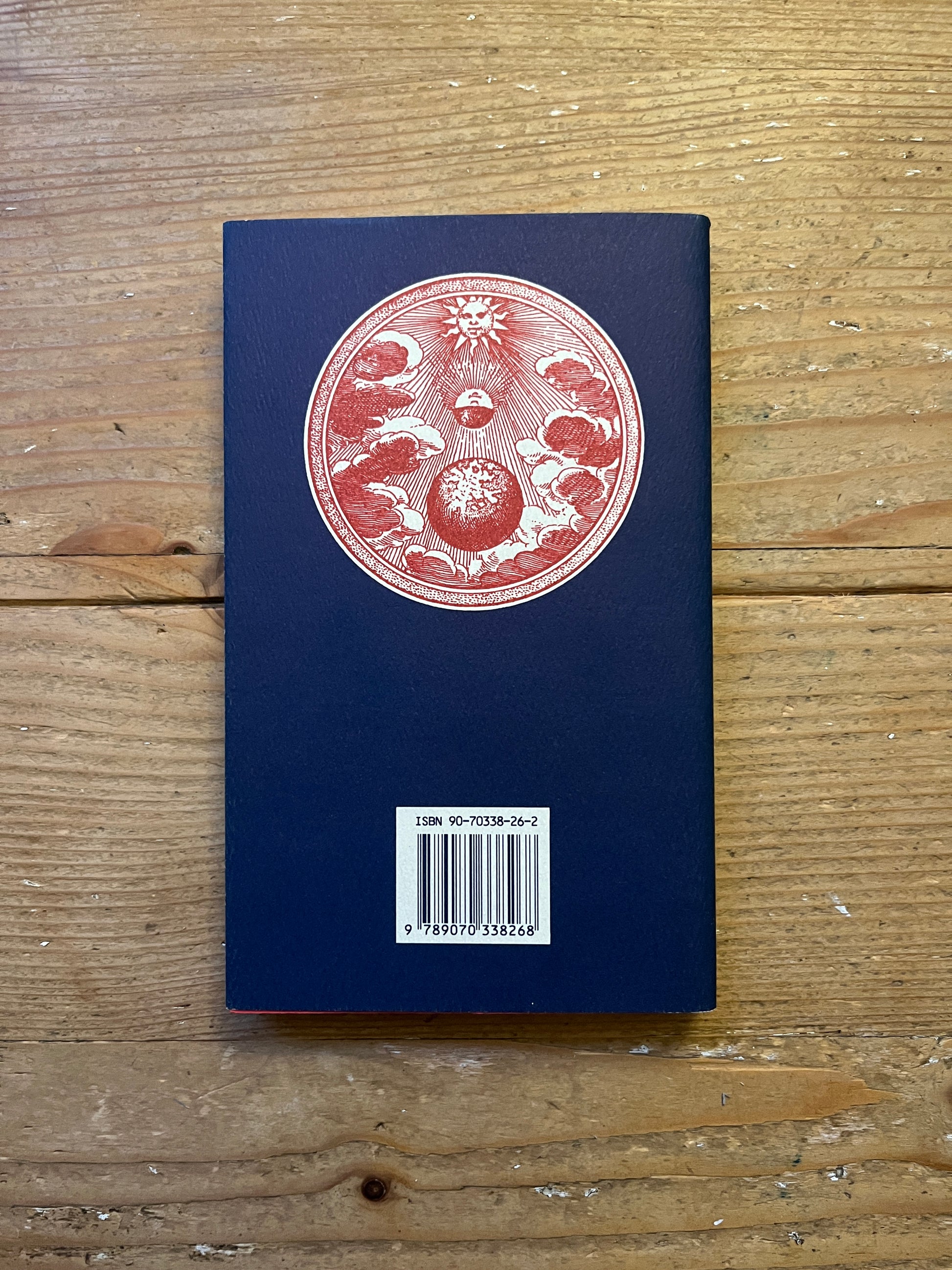Achterkant  van boek 'in het licht van de zon' op houten achtergrond 
