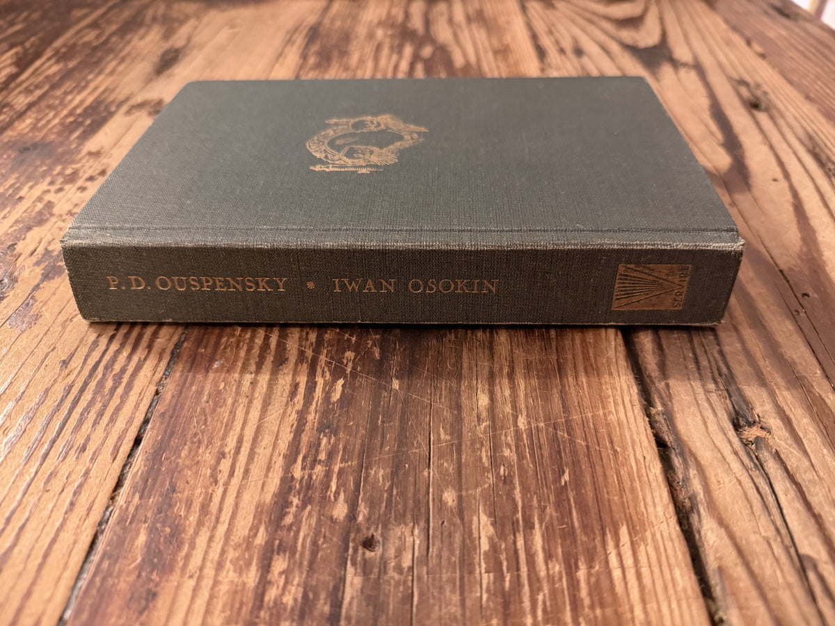 Voorkant en rug van boek met de titel 'Iwan Osokin' door P.D. Ouspensky op een houten achtergrond 