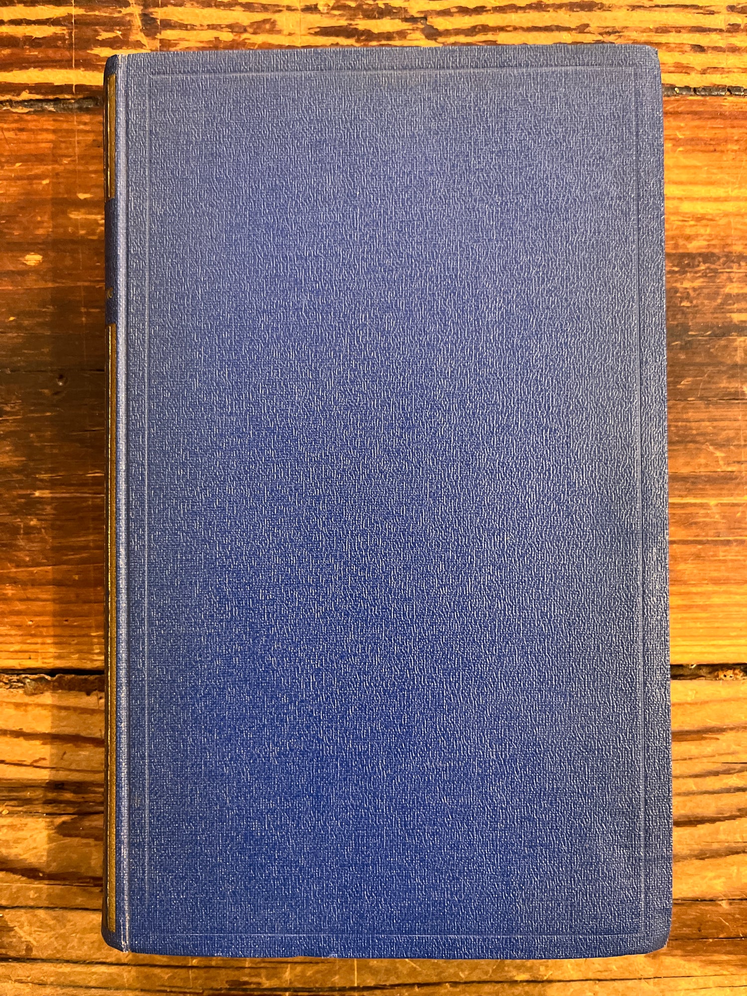 omslag van boek met titel 'Montaigne' door André Gide op een houten achtergrond 