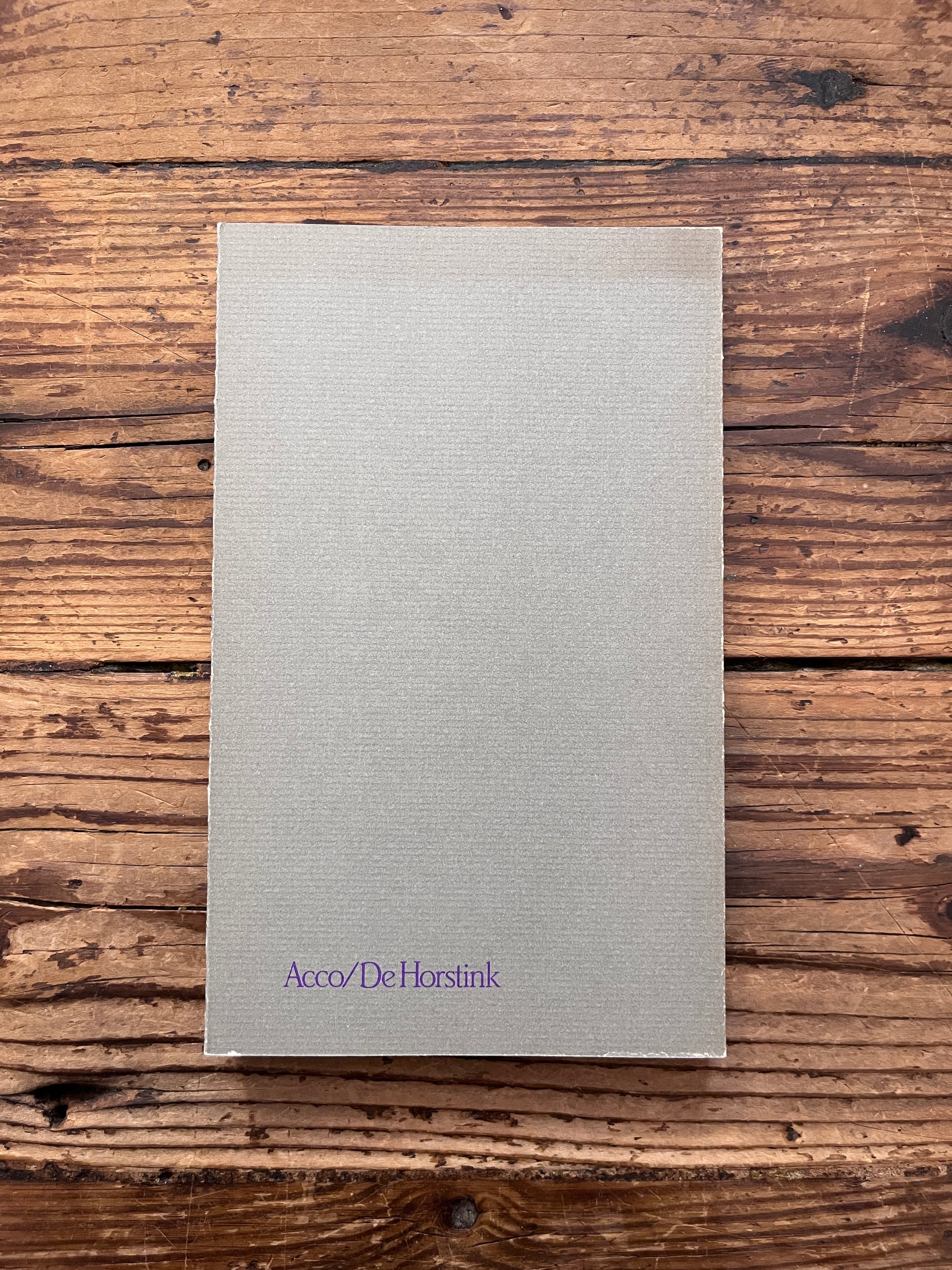 foto van de omslag van het boek de "vooruitgang of het noodlot van faust" op houten achtergrond