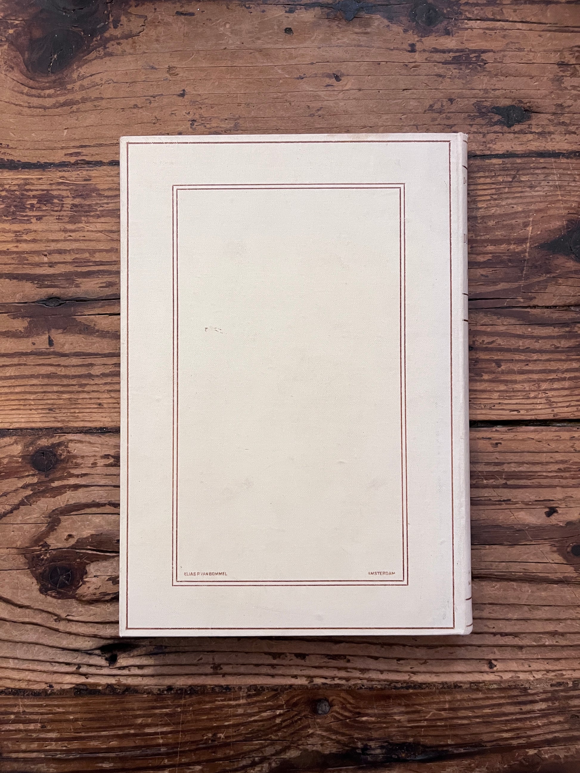 foto van de omslag van het boek "Vier voordrachten over plato" op houten achtergrond