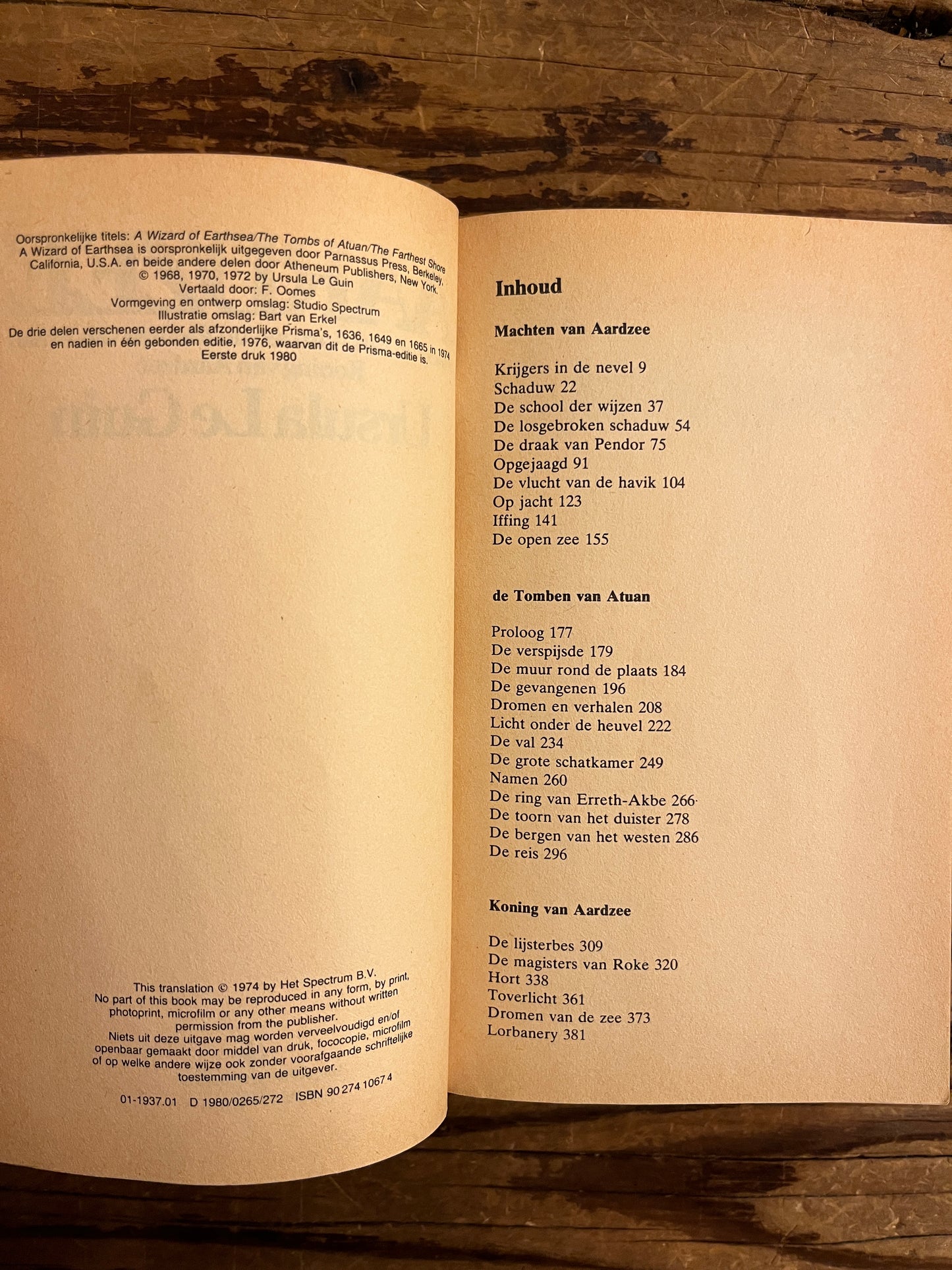 Open boek met de titel 'Aardzee' door Ursula K Le Guin op een houten achtergrond 