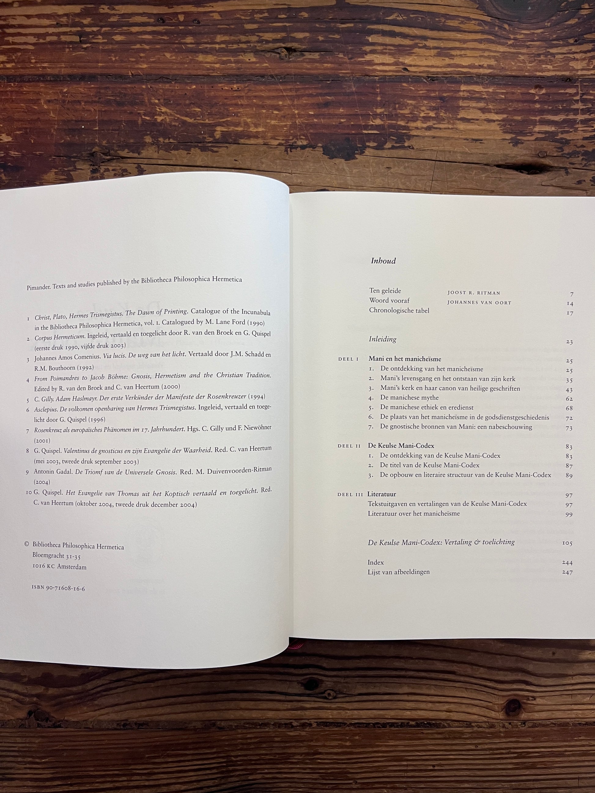 Open boek met de titel 'de Keulse Mani-Codex' op een houten achtergrond 