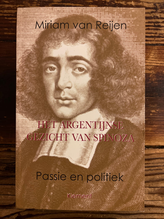 voorkant van boek met de titel 'het Argentijnse gezicht van Spinoza' door Miriam van Reijen op een houten achtergrond 