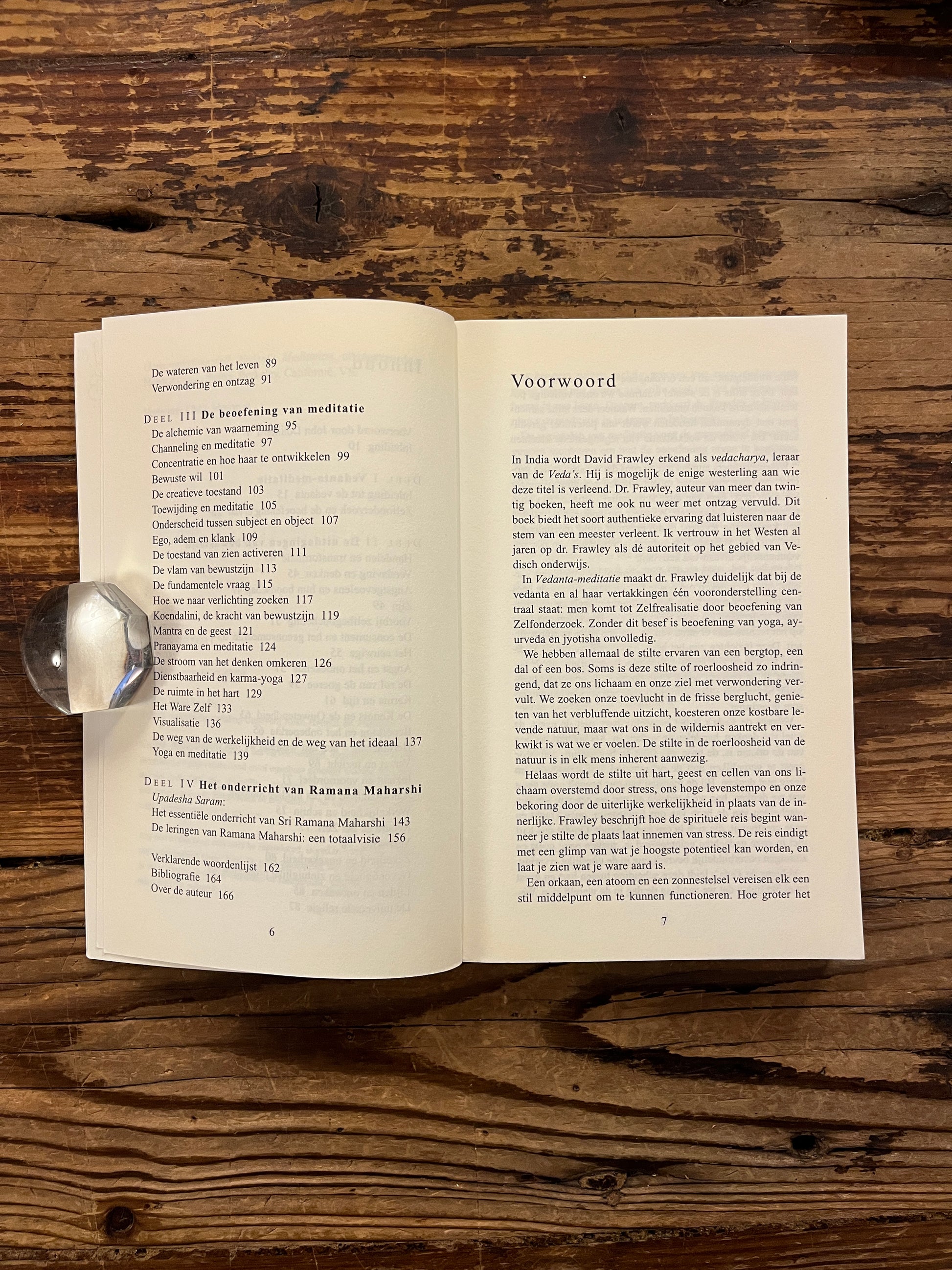 Open boek met de titel 'Vedanta Meditatie' door David Frawley op een houten achtergrond 