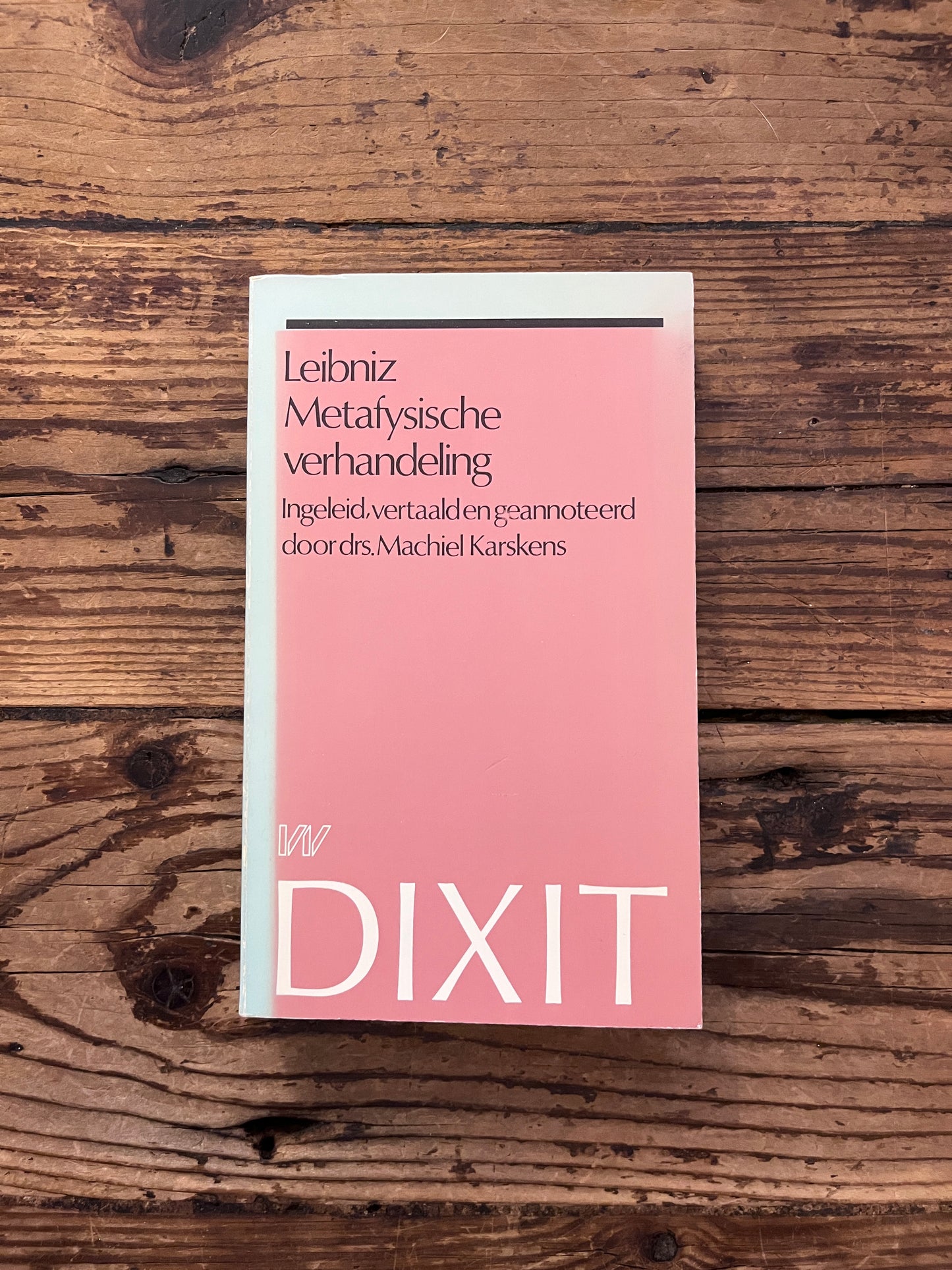 foto van het omslag van het boek "metafysische verhandeling" op houten achtergrond