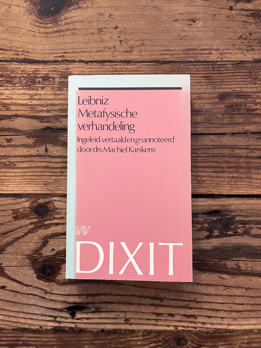 foto van het omslag van het boek "metafysische verhandeling" op houten achtergrond