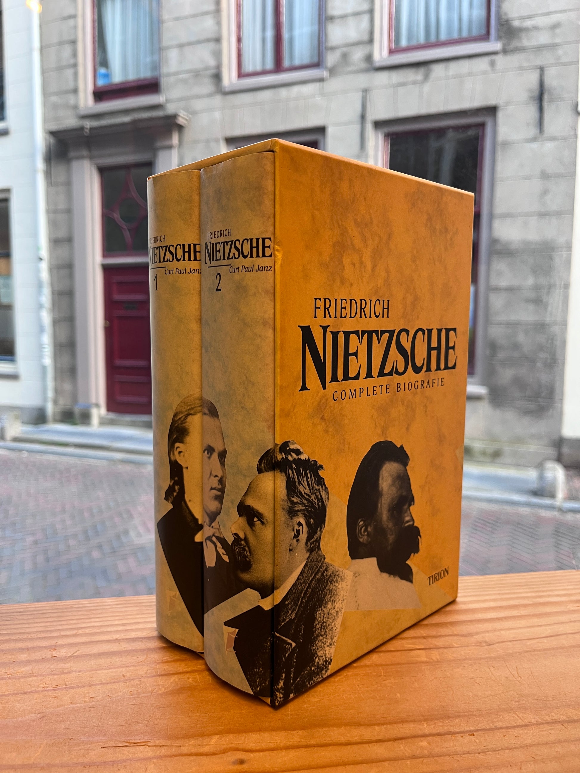 foto van de cassette op een houten plank met de straat als achtergrond