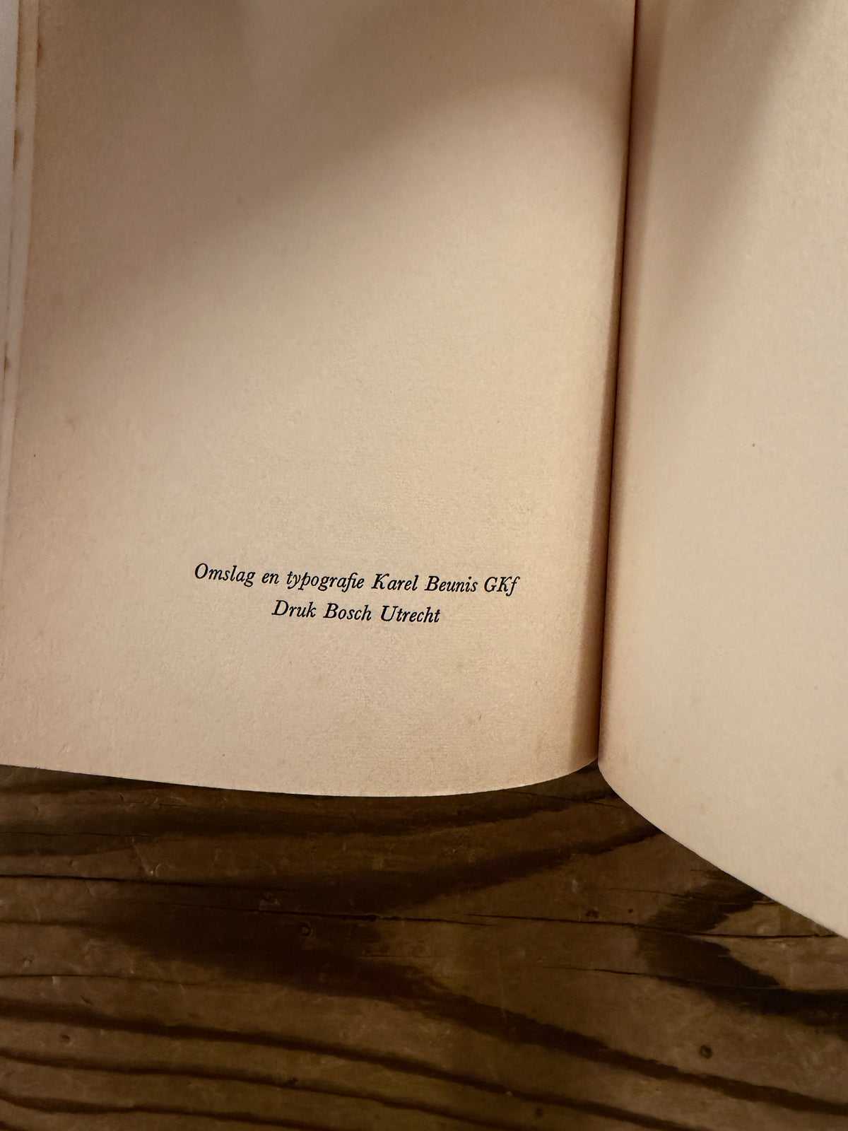 Open boek met de titel 'Francois Villon, openluchtspel, lustrum 1961' door Karel Eykman op een houten achtergrond