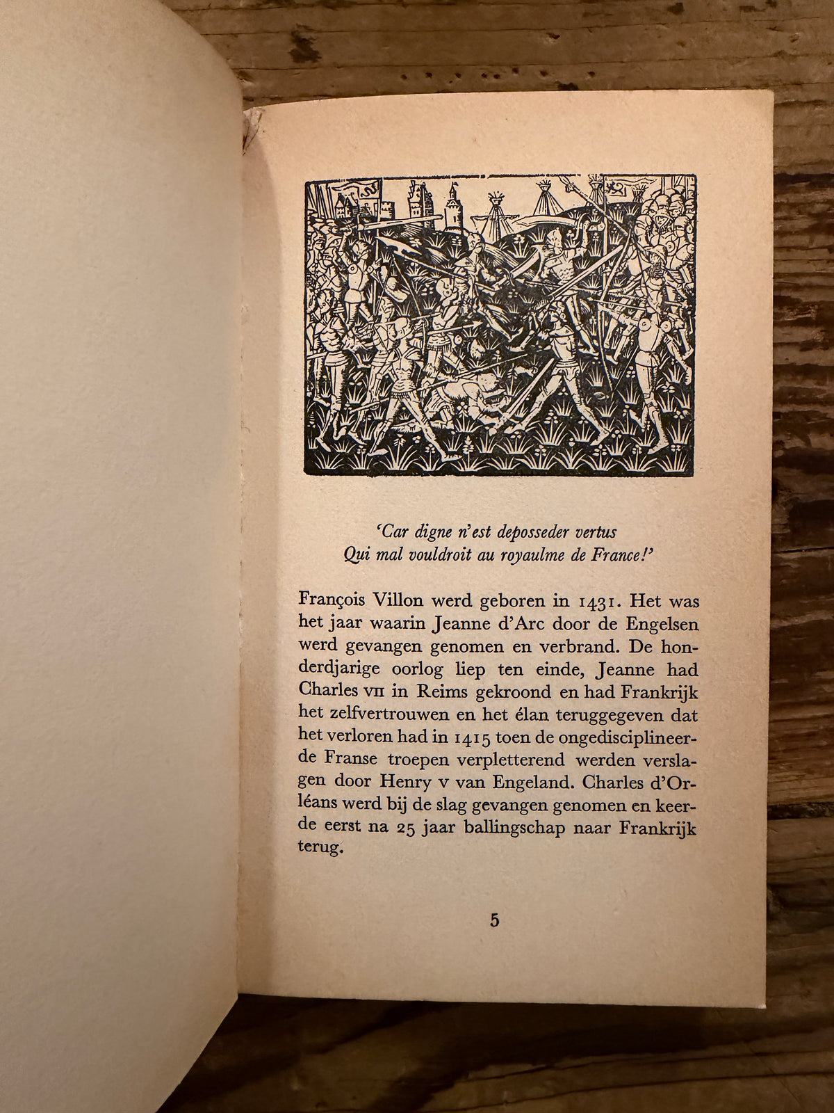 Open boek met de titel 'Francois Villon, openluchtspel, lustrum 1961' door Karel Eykman op een houten achtergrond