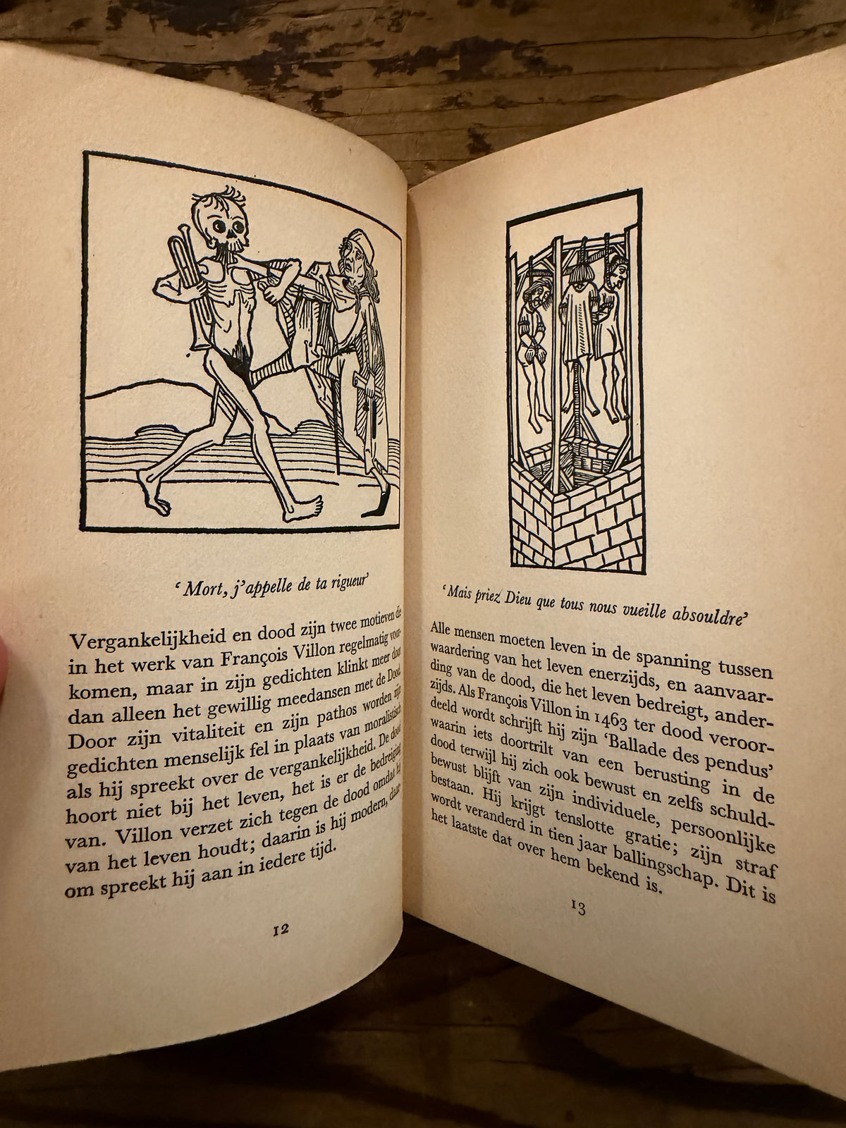 Open boek met de titel 'Francois Villon, openluchtspel, lustrum 1961' door Karel Eykman op een houten achtergrond