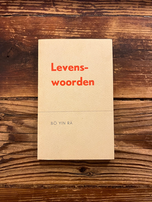 Voorkant van boek met de titel 'levenswoorden' door BO YIN RA op een houten achtergrond 