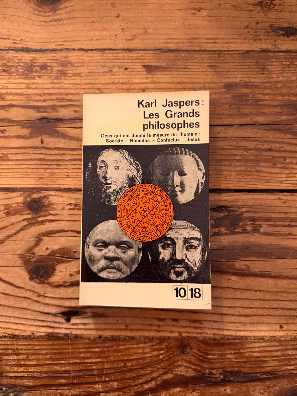 photo de la couverture du livre "Les Grands Philosophes" sur fond de bois