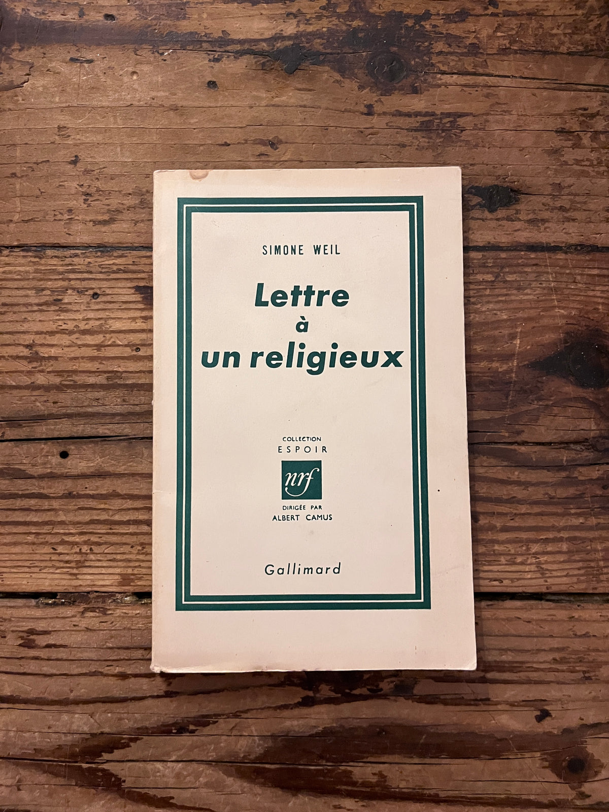 photo de la couverture du livre "lettre a un religieux"sur fond de bois