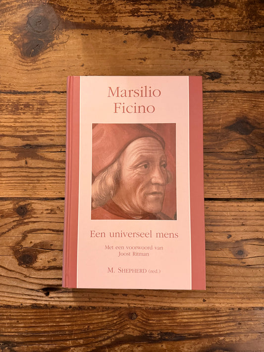 foto van de omslag van het boek "marsilio ficino" op houten achtergrond