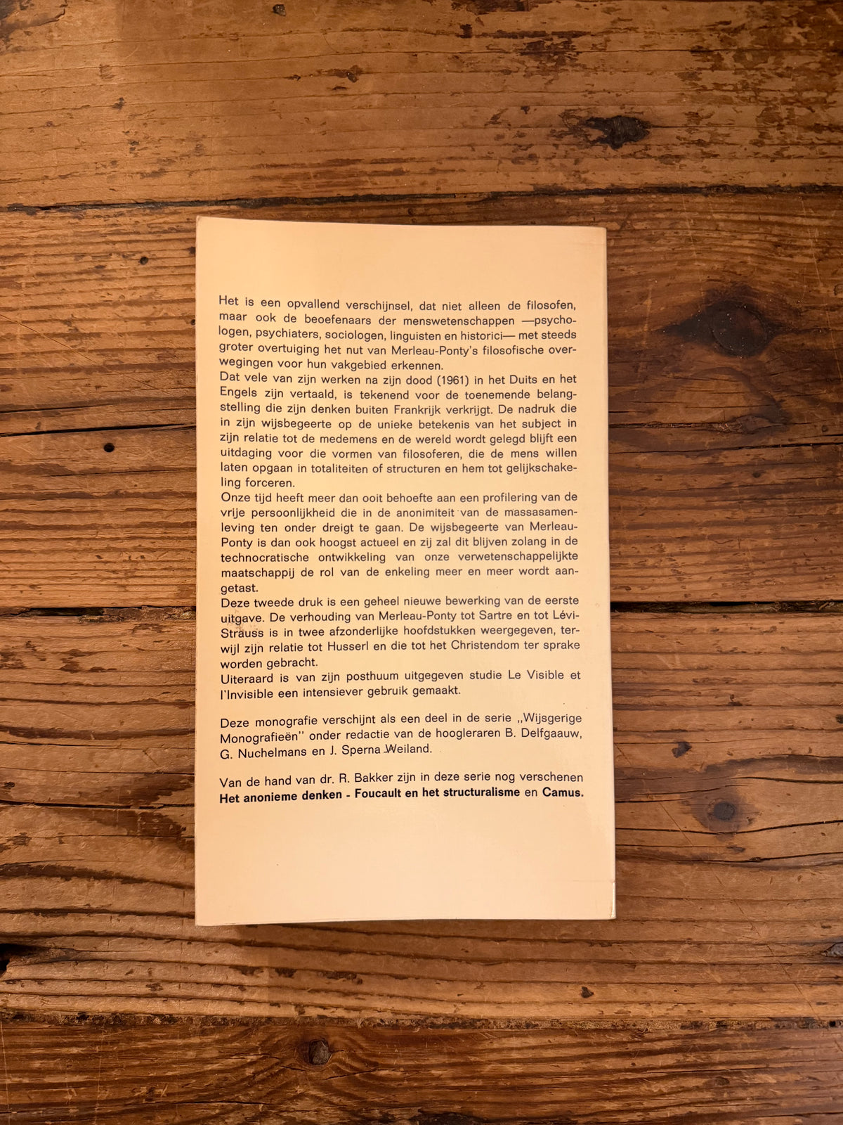 foto van de omslag van het boek "Merleau Ponty filosoof van het niet wetend weten" op houten achtergrond