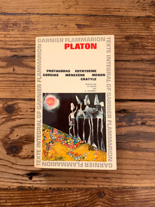 photo de la couverture du livre " Platon dialogues" sur fond de bois