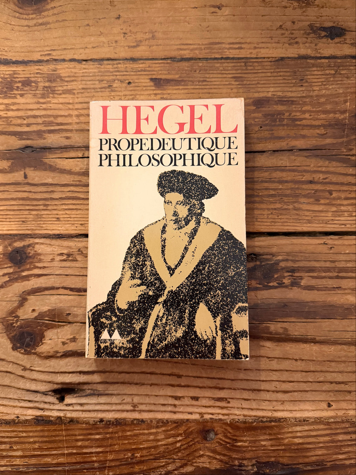 photo de la couverture du livre "Propedeutique philosophique " sur fond de bois 