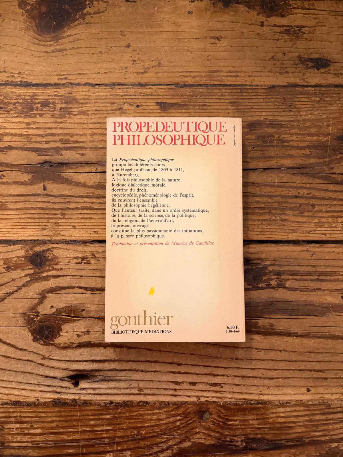 photo de la couverture du livre "Propedeutique philosophique " sur fond de bois