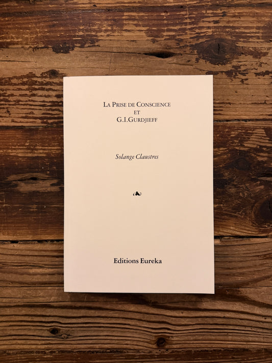 Couverture du livre 'La prise de Conscience et G. I. Gurdjieff' par solange Claustres exposé sur une surface en bois