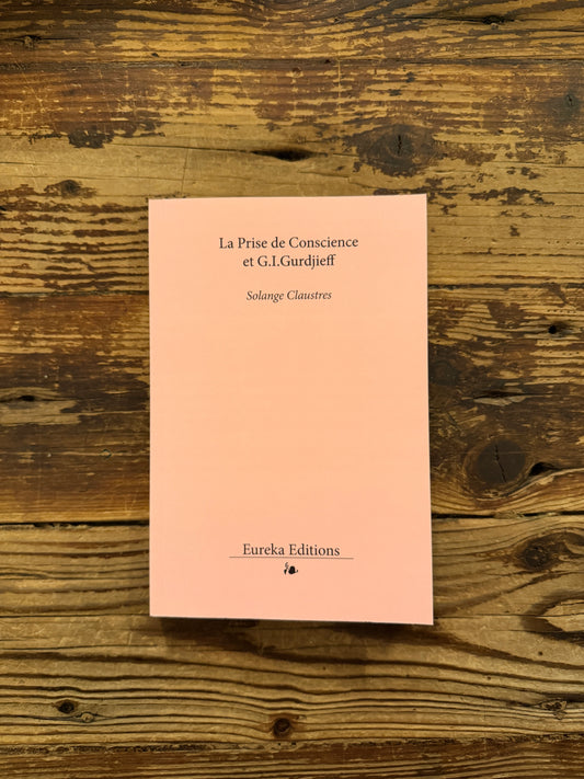 Couverture du livre 'La prise de Conscience et G.I. Gurdjieff' par Solange Claustres sur une surface en bois 