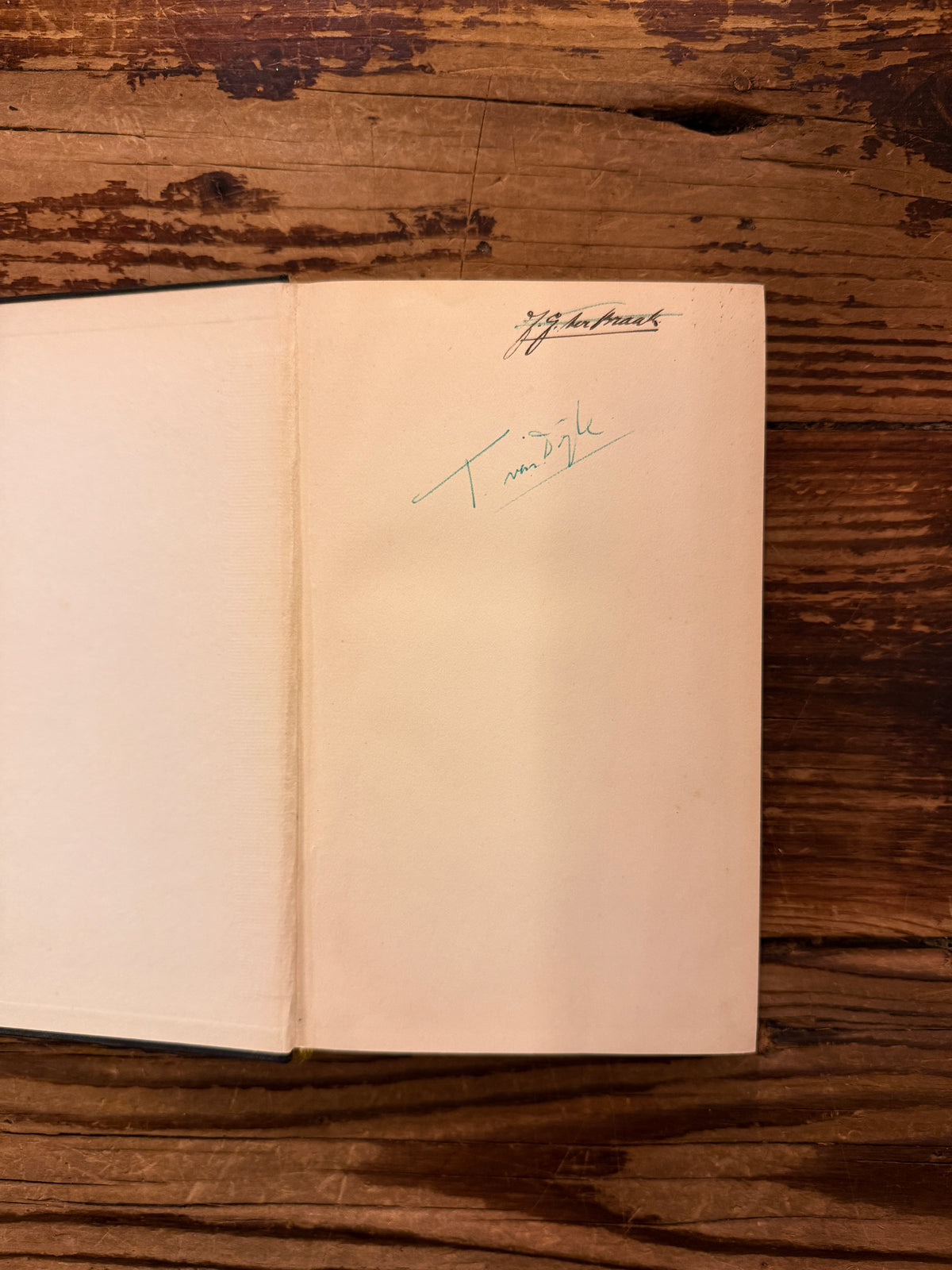 Open book in German titled 'Tristan und Isolde' by Joseph Bédier, published in 1923, exposed on a wooden surfacer 