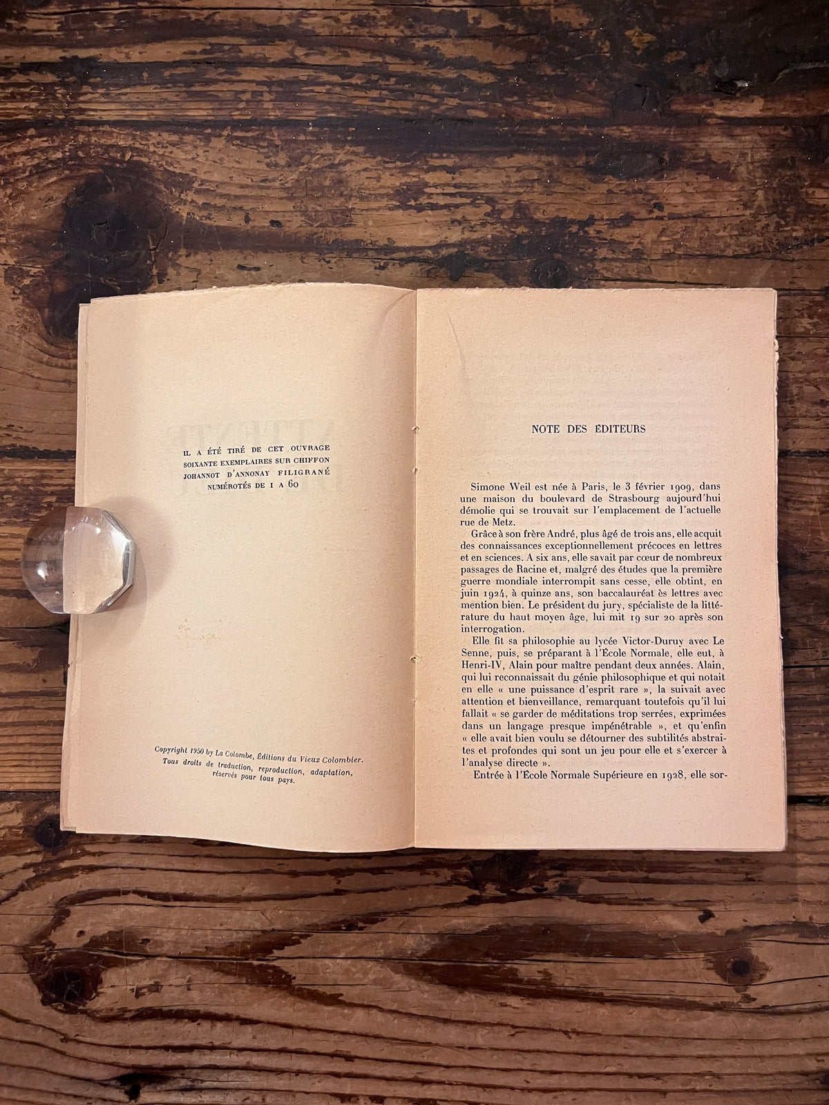 photo de la première page du texte du livre "attente de Dieu"sur fond de bois