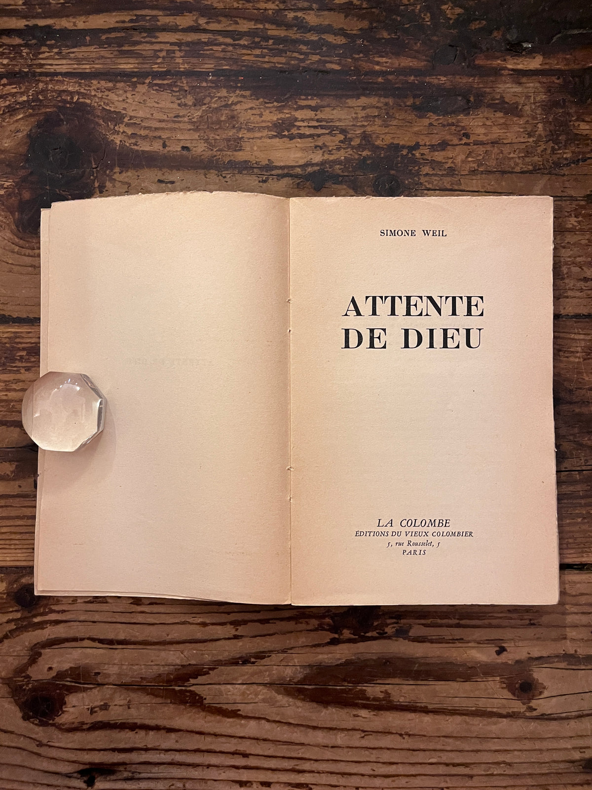 photo de la page de titre du livre "attente de Dieu" sur fond de bois
