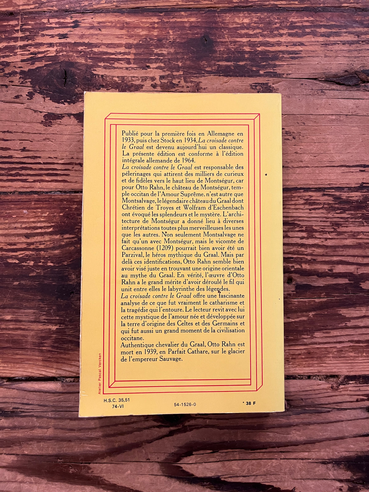 photo du livre "croisade contre le graal"sur fond de bois