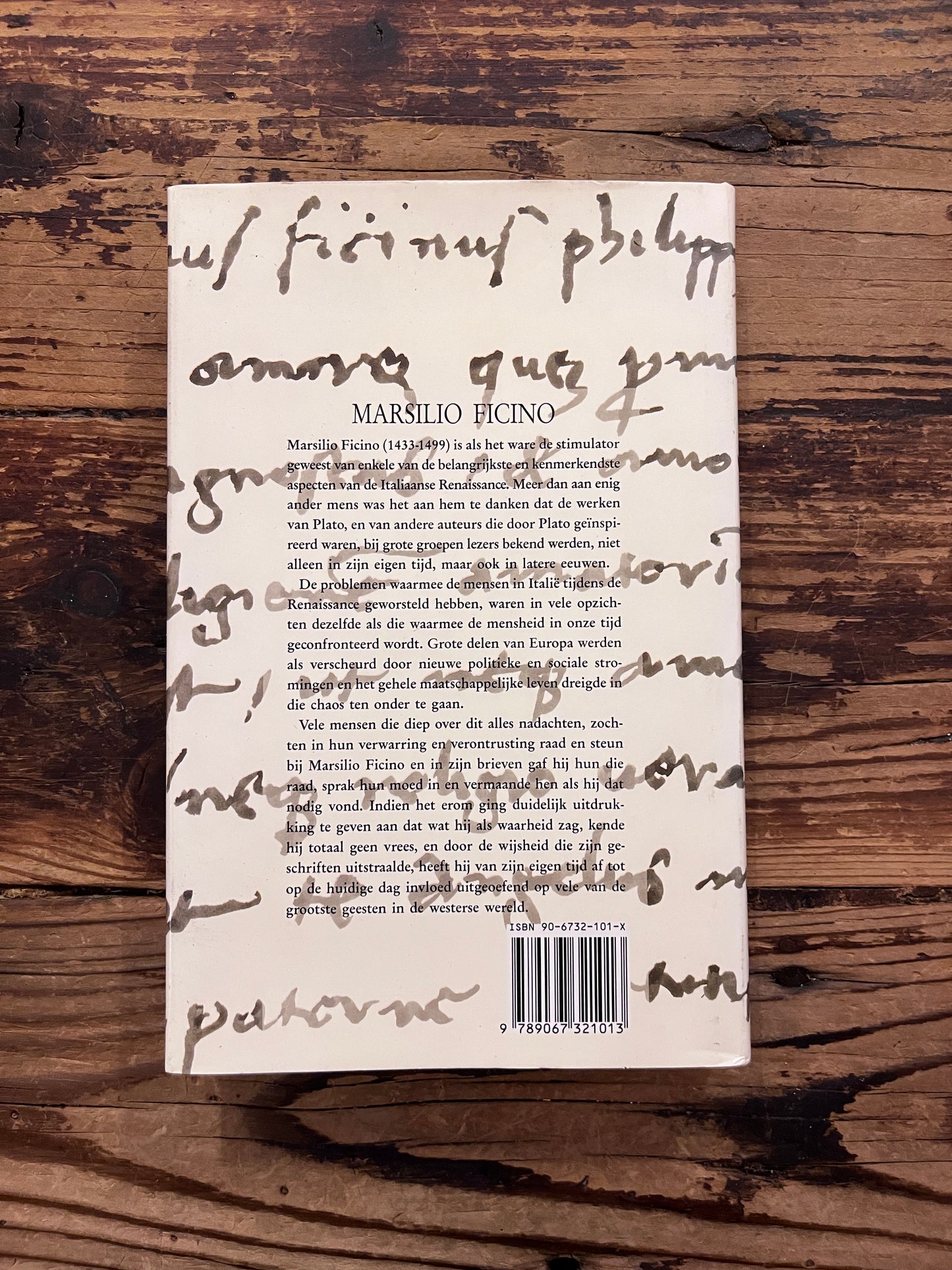 foto van de omslag van het boek "de brieven van marsilio ficino" op houten achtergrond