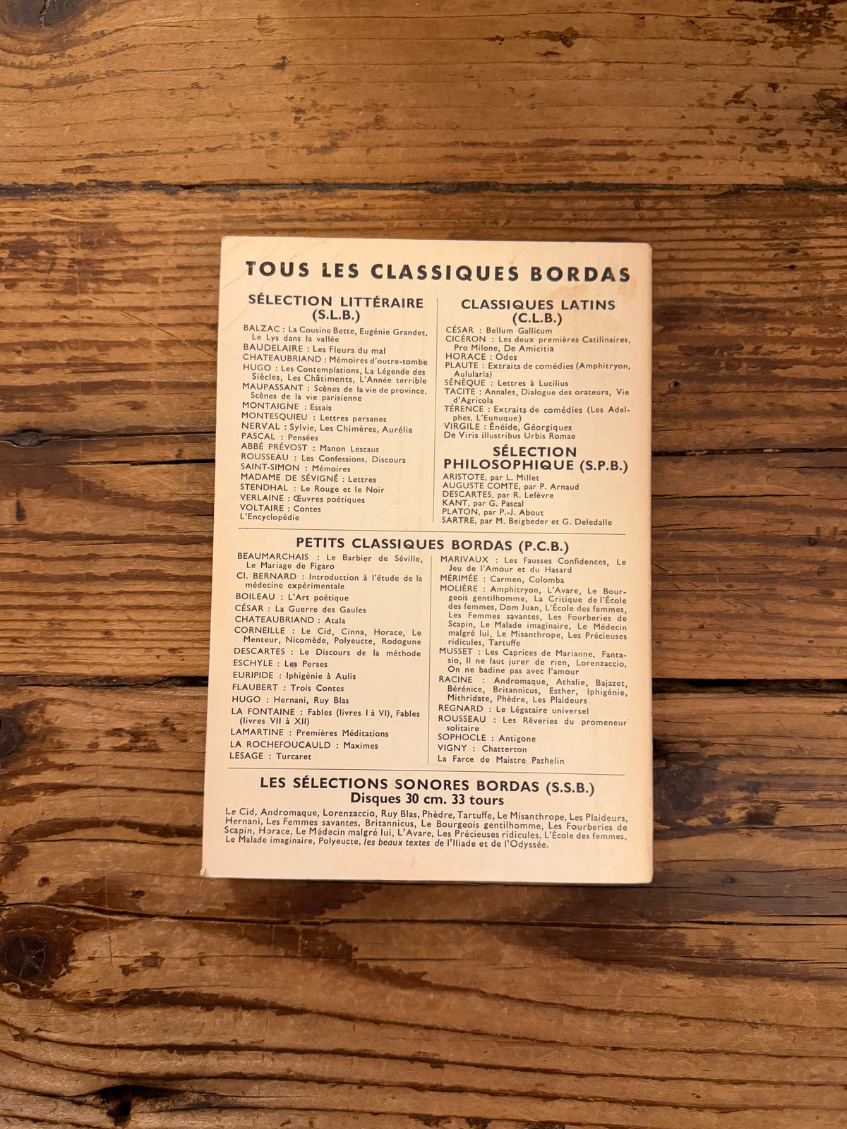 photo de la couvrture du livre "essais" sur fond de bois
