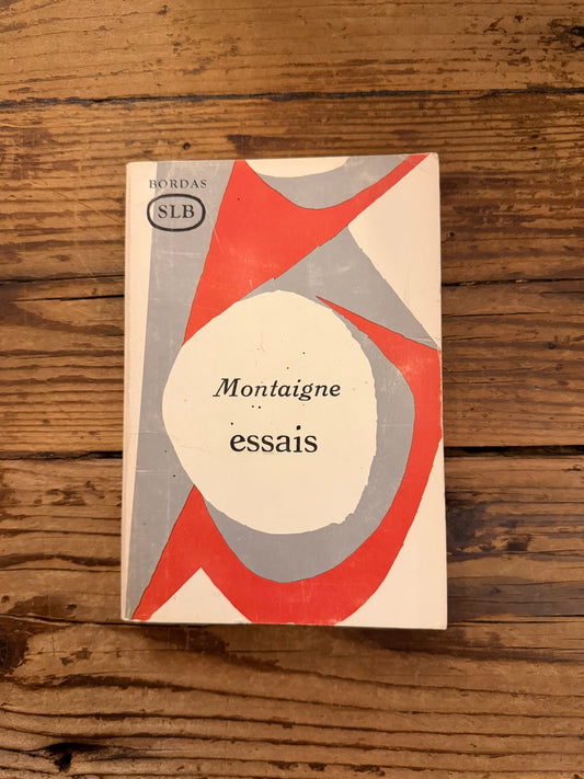 photo de la couvrture du livre "essais" sur fond de bois