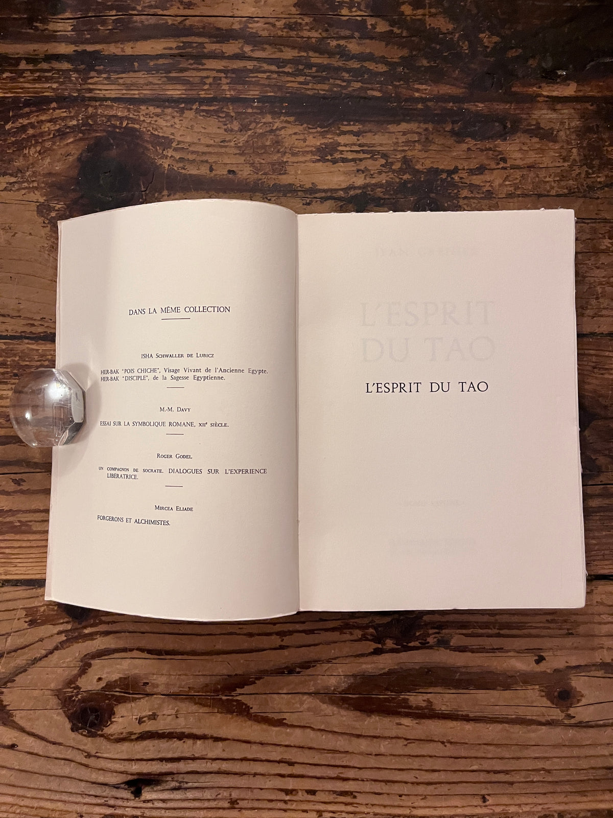photo de la page de titre du livre " l'esprit du Tao" sur fond de bois