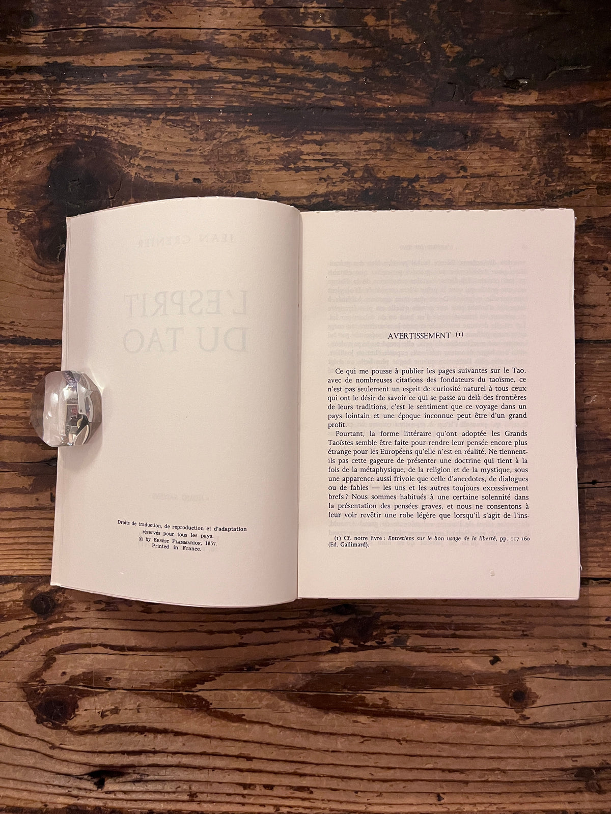 photo de la premiere page du texte du livre "l'esprit du Tao" sur fond de bois