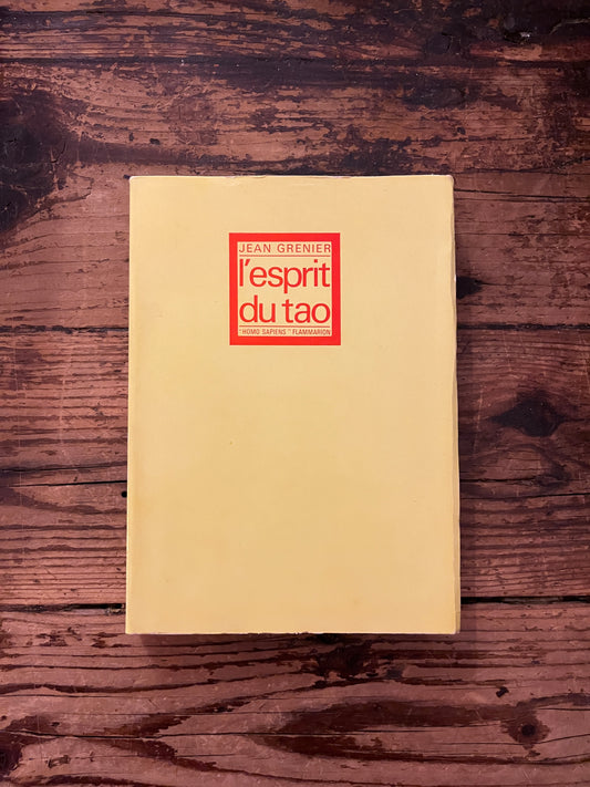 photo de couverture du livre "l'esprit du tao"  sur fond de bois
