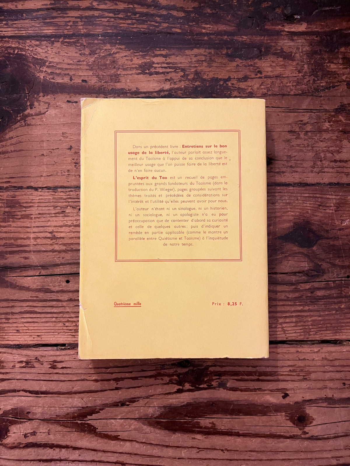 photo de la quatrieme de couverture du livre "l'esprit du tao" sur fond de bois