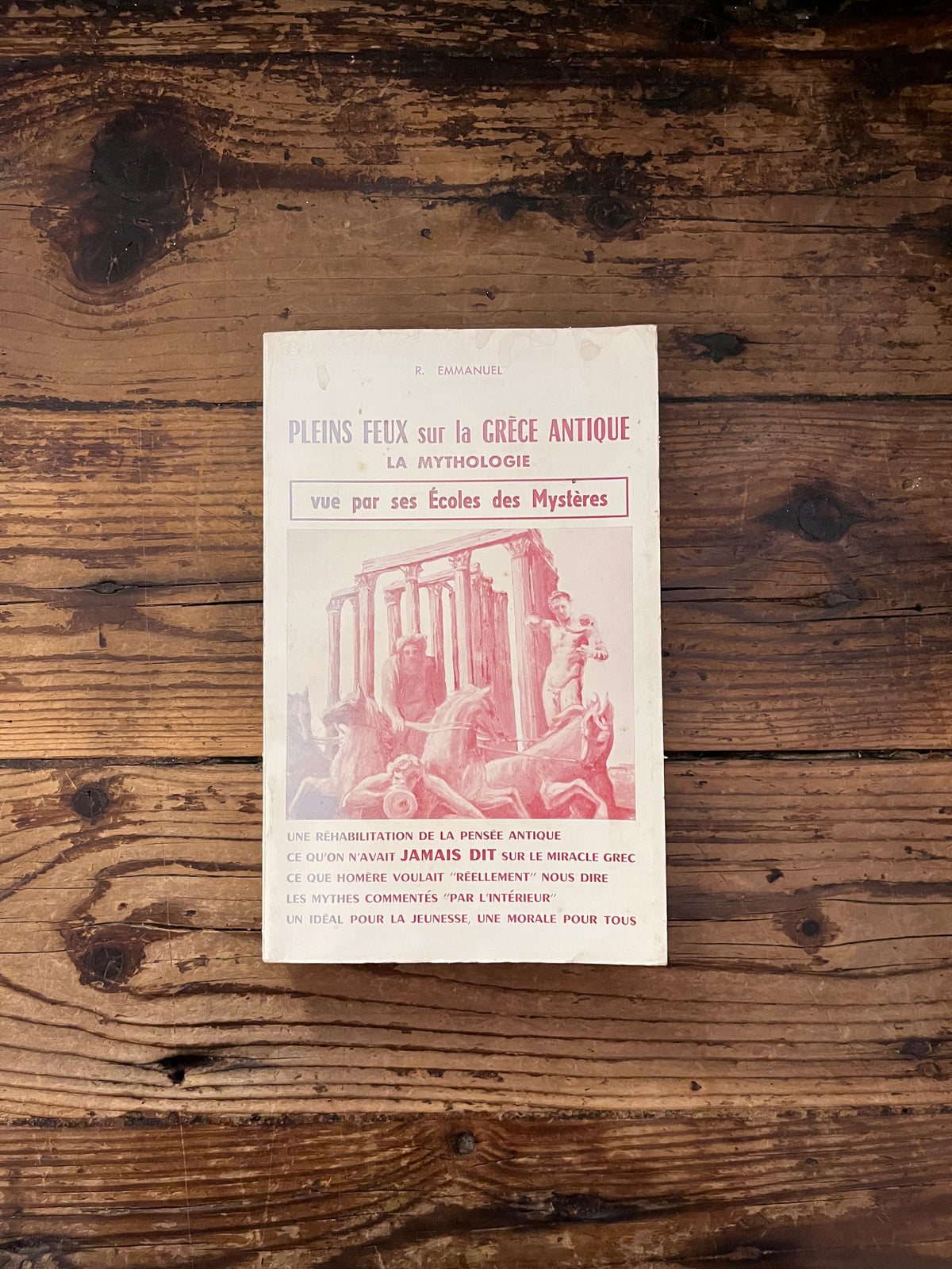 photo de la couverture du livre " la mythlogie vue par ses ecoles des mysteres "  sur fond de bois