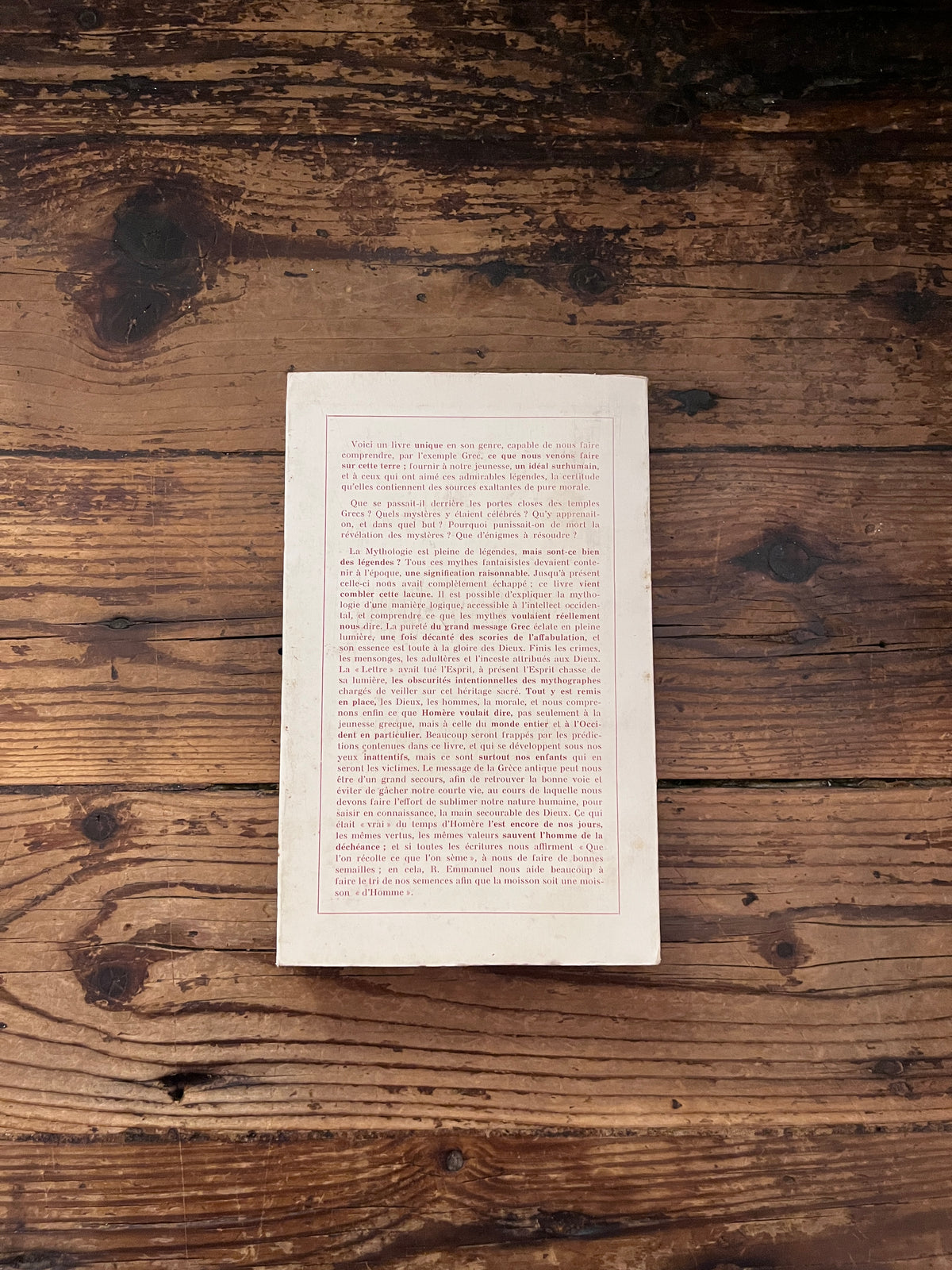 photo de la quatrieme de couverture du livre "la mythlogie vue par ses ecoles des mysteres "  sur fond de bois