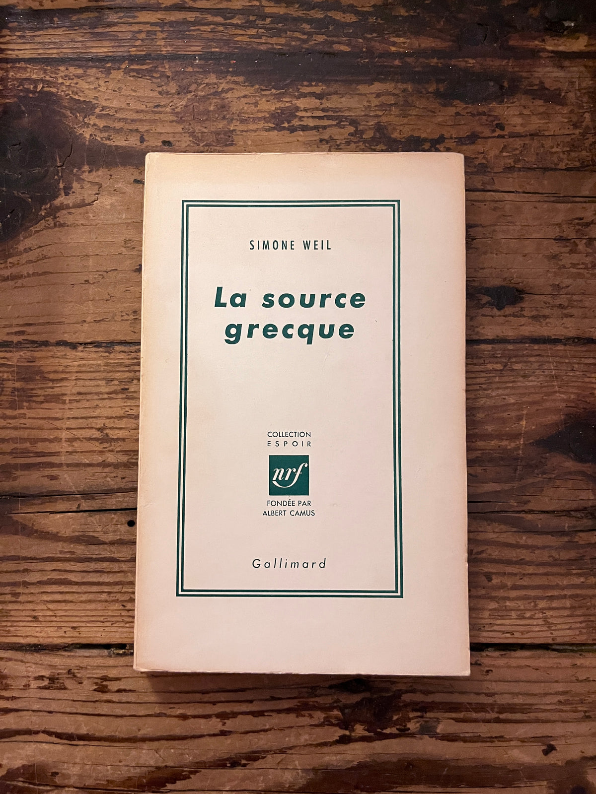 Photo de la couverture du livre "la source Grecque" sur fond de bois