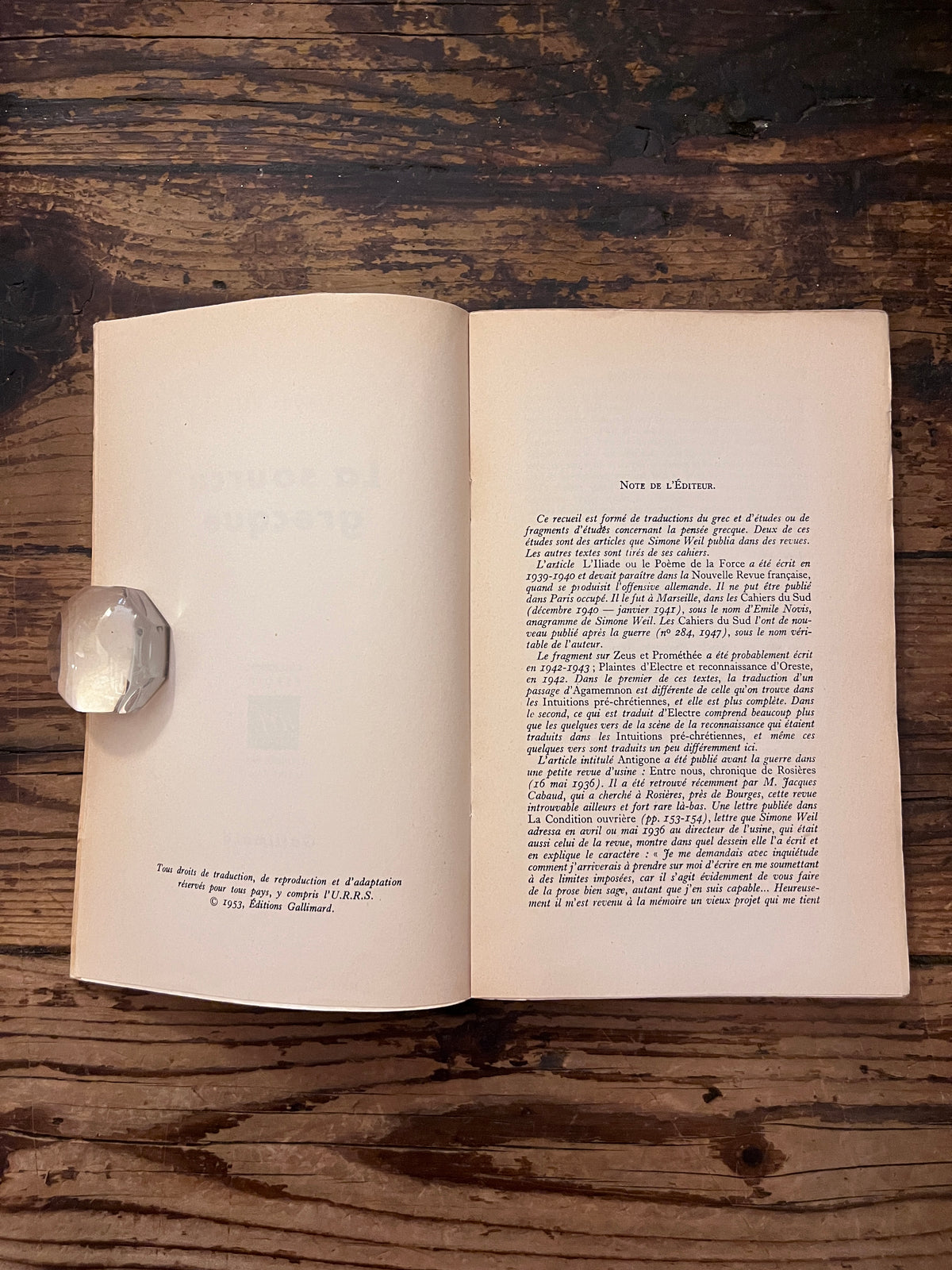 Photo de la premiere page du livre "la source Grecque" sur fond de bois
