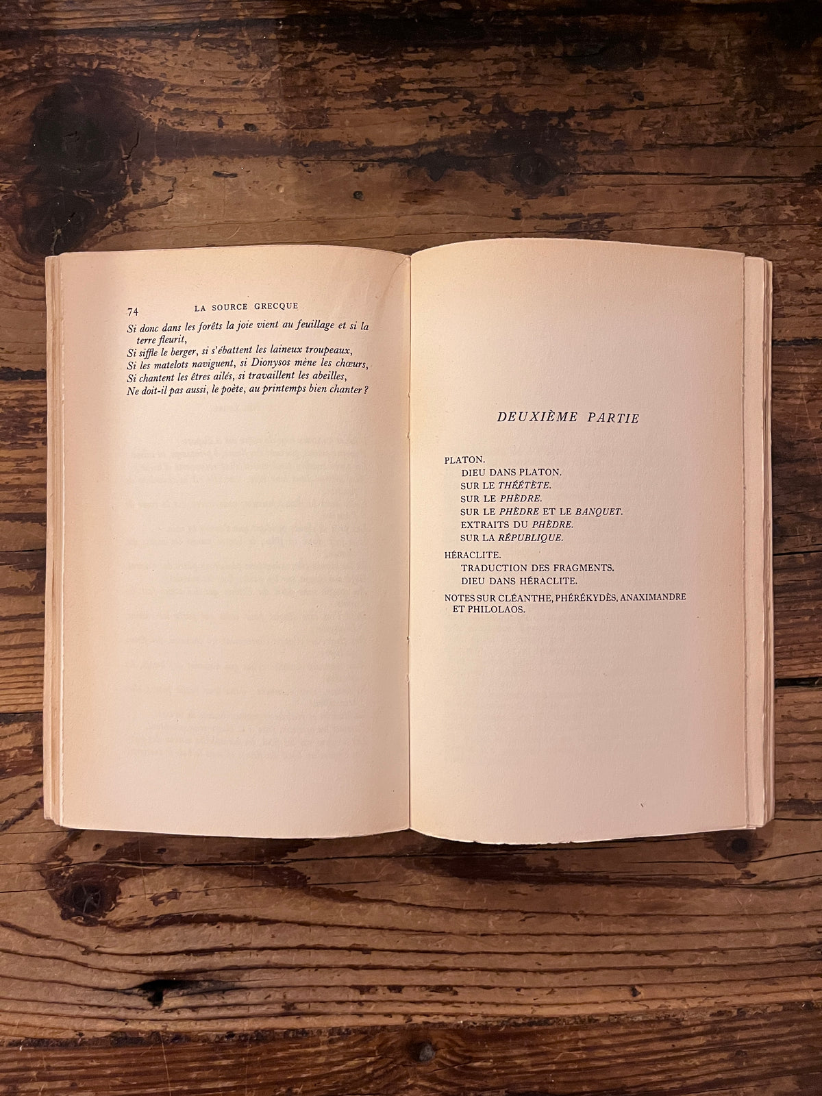 Photo du contenu de la deuxieme partie du livre "la source Grecque" sur fond de bois