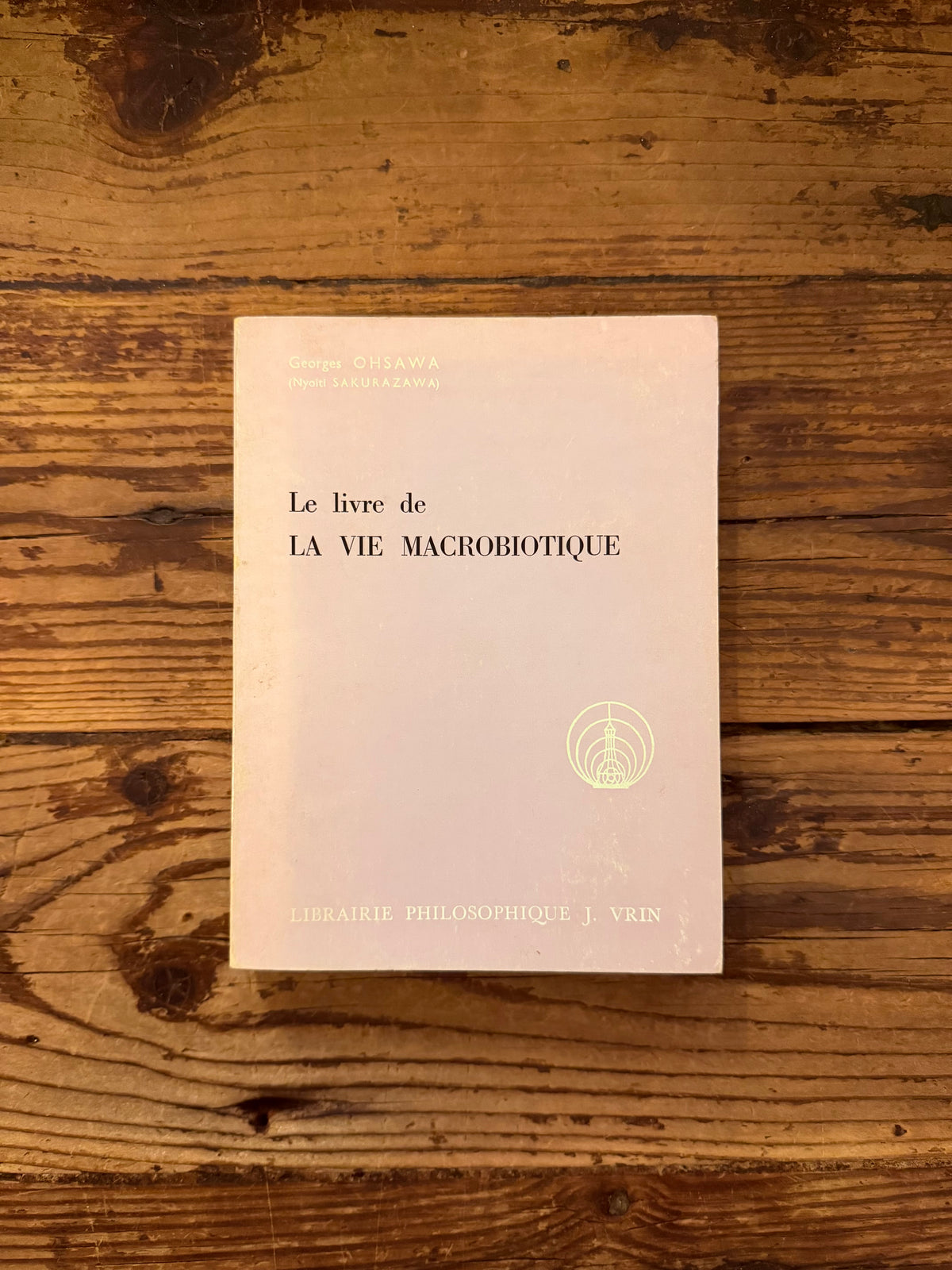 photo de la couverture du livre "la vie macrobiotique" sur fond de bois