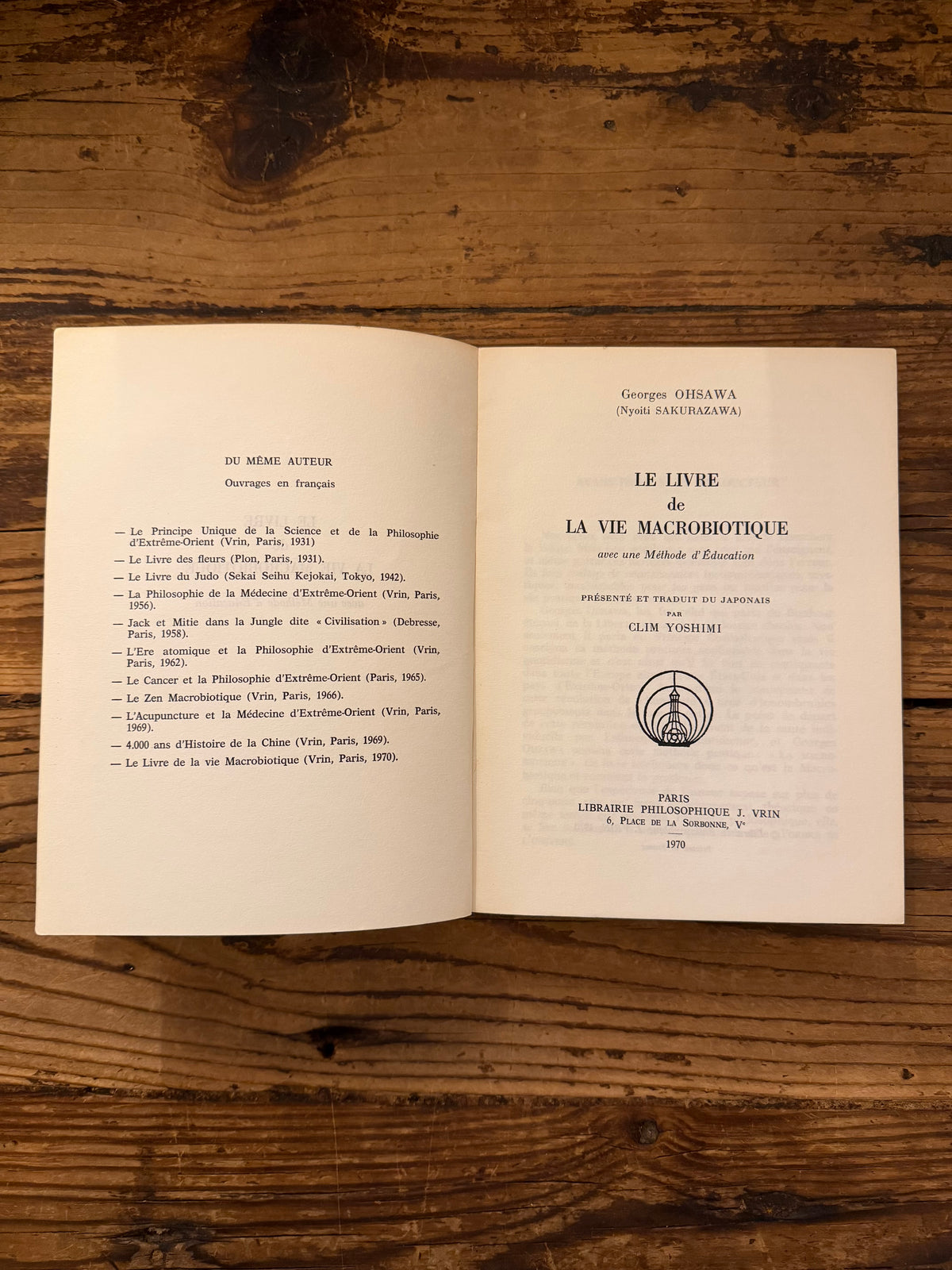 photo de la page de titre du livre "la vie macrobiotique" sur fond de bois